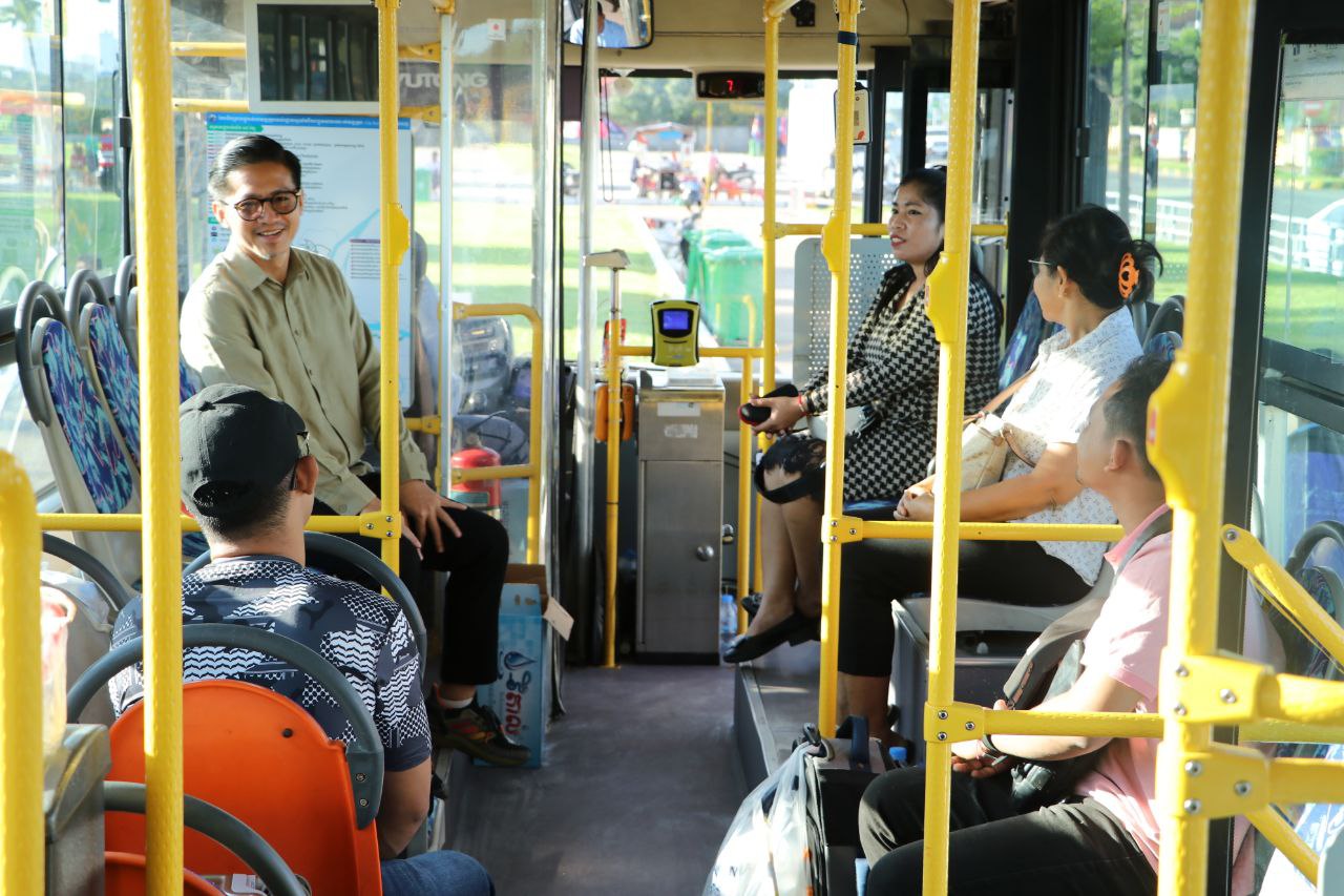 ​សកម្មភាព និងទិដ្ឋភាព កម្មករ-និយោជិត និងបងប្អូនប្រជាពលរដ្ឋ មកទទួលសេវារថយន្ដក្រុងសាធារណ: ជិះដោយមិនបង់ប្រាក់ ទៅតាមបណ្តាខេត្ត និងពីបណ្តាខេត្តមករាជធានីភ្នំពេញវិញ ក្នុងឱកាសបុណ្យភ្ជុំ 