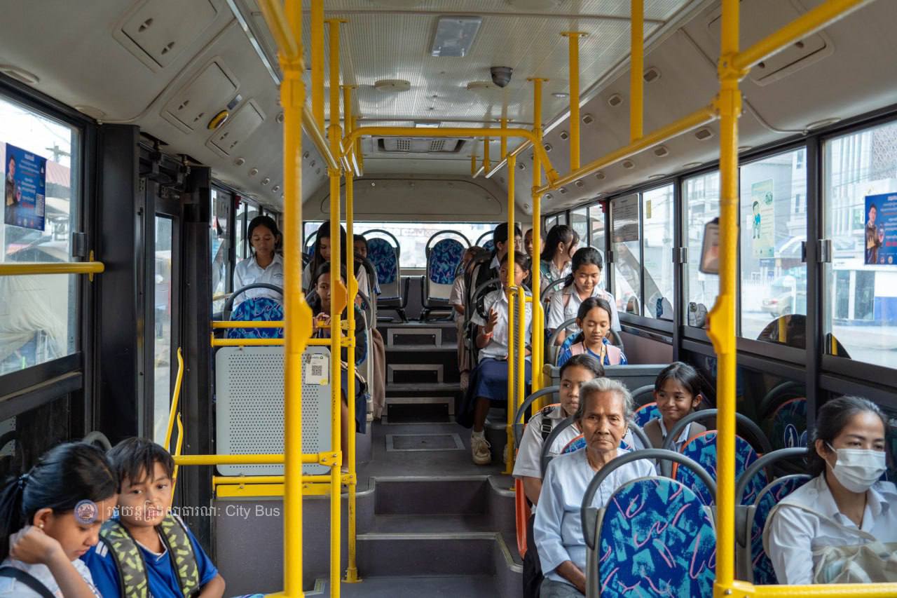 ទិដ្ឋភាព និងសកម្មភាព ប្រជាពលរដ្ឋ និងអ្នកដំណើរ មកទទួលសេវារថយន្ដក្រុងសាធារណ:ប្រតិបត្ដិការខ្សែរត់ខ្សែទី១A,B,C។
សូមជូនពរការធ្វើដំណើរប្រកបដោយស្នាមញញឹម សុខសុវត្ថិភាព និងផាសុកភាព។
សូមចូលរួមធ្វើដំណើរតាមរថយន្តក្រុងសាធារណៈ (City Bus) រាជធានីភ្នំពេញ ដើម្បី៖
-កាត់បន្ថយគ្រោះថា្នក់ចរាចរណ៍ ការកកស្ទះចរាចរ
-សន្សំសំចៃថវិកា និង
-កាត់បន្ថយការបំពុលបរិស្ថាន
សូមគាំទ្រសេវារថយន្តក្រុងសាធារណៈ(City Bus) រាជធានីភ្នំពេញ!
រថយន្តក្រុង រថយន្តរបស់ខ្ញុំ!
City Bus My Bus!