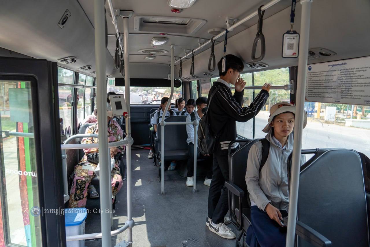 ទិដ្ឋភាព និងសកម្មភាព ប្រជាពលរដ្ឋ និងអ្នកដំណើរ មកទទួលសេវារថយន្ដក្រុងសាធារណ:ប្រតិបត្ដិការខ្សែរត់ខ្សែទី១A,B,C។

សូមជូនពរការធ្វើដំណើរប្រកបដោយស្នាមញញឹម សុខសុវត្ថិភាព និងផាសុកភាព។

សូមចូលរួមធ្វើដំណើរតាមរថយន្តក្រុងសាធារណៈ (City Bus) រាជធានីភ្នំពេញ ដើម្បី៖


-កាត់បន្ថយគ្រោះថា្នក់ចរាចរណ៍ ការកកស្ទះចរាចរ

-សន្សំសំចៃថវិកា និង

-កាត់បន្ថយការបំពុលបរិស្ថាន


សូមគាំទ្រសេវារថយន្តក្រុងសាធារណៈ(City Bus) រាជធានីភ្នំពេញ!


រថយន្តក្រុង រថយន្តរបស់ខ្ញុំ!

City Bus My Bus!  - image 10