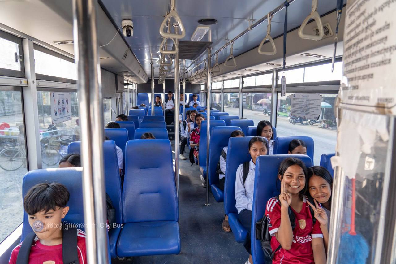 ទិដ្ឋភាព និងសកម្មភាព ប្រជាពលរដ្ឋ និងអ្នកដំណើរ មកទទួលសេវារថយន្ដក្រុងសាធារណ:ប្រតិបត្ដិការខ្សែរត់ខ្សែទី១A,B,C។

សូមជូនពរការធ្វើដំណើរប្រកបដោយស្នាមញញឹម សុខសុវត្ថិភាព និងផាសុកភាព។

សូមចូលរួមធ្វើដំណើរតាមរថយន្តក្រុងសាធារណៈ (City Bus) រាជធានីភ្នំពេញ ដើម្បី៖


-កាត់បន្ថយគ្រោះថា្នក់ចរាចរណ៍ ការកកស្ទះចរាចរ

-សន្សំសំចៃថវិកា និង

-កាត់បន្ថយការបំពុលបរិស្ថាន


សូមគាំទ្រសេវារថយន្តក្រុងសាធារណៈ(City Bus) រាជធានីភ្នំពេញ!


រថយន្តក្រុង រថយន្តរបស់ខ្ញុំ!

City Bus My Bus!  - image 11