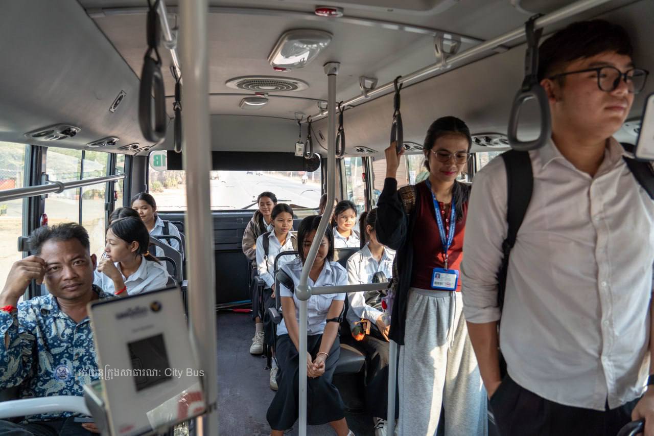 ទិដ្ឋភាព និងសកម្មភាព ប្រជាពលរដ្ឋ និងអ្នកដំណើរ មកទទួលសេវារថយន្ដក្រុងសាធារណ:ប្រតិបត្ដិការខ្សែរត់ខ្សែទី១A,B,C។

សូមជូនពរការធ្វើដំណើរប្រកបដោយស្នាមញញឹម សុខសុវត្ថិភាព និងផាសុកភាព។

សូមចូលរួមធ្វើដំណើរតាមរថយន្តក្រុងសាធារណៈ (City Bus) រាជធានីភ្នំពេញ ដើម្បី៖


-កាត់បន្ថយគ្រោះថា្នក់ចរាចរណ៍ ការកកស្ទះចរាចរ

-សន្សំសំចៃថវិកា និង

-កាត់បន្ថយការបំពុលបរិស្ថាន


សូមគាំទ្រសេវារថយន្តក្រុងសាធារណៈ(City Bus) រាជធានីភ្នំពេញ!


រថយន្តក្រុង រថយន្តរបស់ខ្ញុំ!

City Bus My Bus!  - image 14