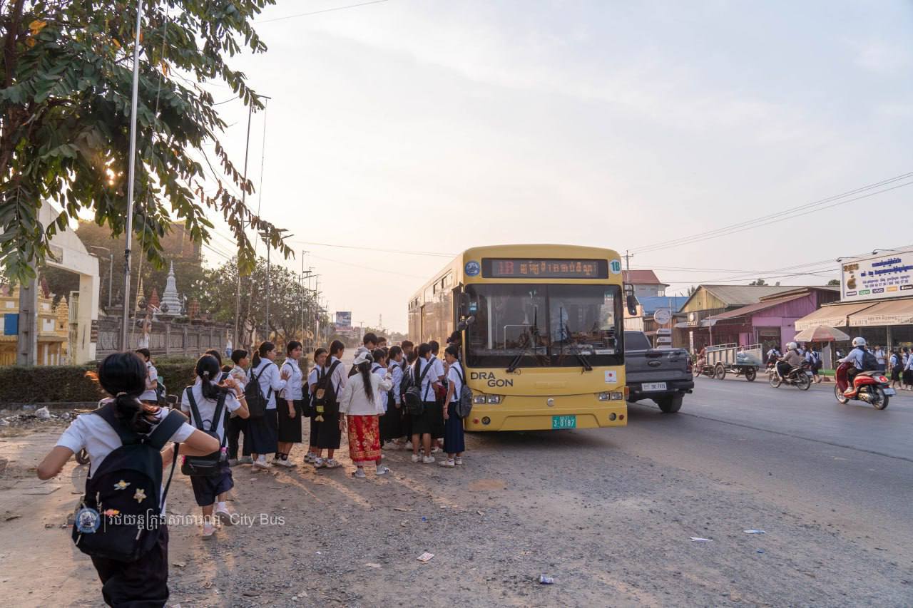 ទិដ្ឋភាព និងសកម្មភាព ប្រជាពលរដ្ឋ និងអ្នកដំណើរ មកទទួលសេវារថយន្ដក្រុងសាធារណ:ប្រតិបត្ដិការខ្សែរត់ខ្សែទី១A,B,C។

សូមជូនពរការធ្វើដំណើរប្រកបដោយស្នាមញញឹម សុខសុវត្ថិភាព និងផាសុកភាព។

សូមចូលរួមធ្វើដំណើរតាមរថយន្តក្រុងសាធារណៈ (City Bus) រាជធានីភ្នំពេញ ដើម្បី៖


-កាត់បន្ថយគ្រោះថា្នក់ចរាចរណ៍ ការកកស្ទះចរាចរ

-សន្សំសំចៃថវិកា និង

-កាត់បន្ថយការបំពុលបរិស្ថាន


សូមគាំទ្រសេវារថយន្តក្រុងសាធារណៈ(City Bus) រាជធានីភ្នំពេញ!


រថយន្តក្រុង រថយន្តរបស់ខ្ញុំ!

City Bus My Bus!  - image 15