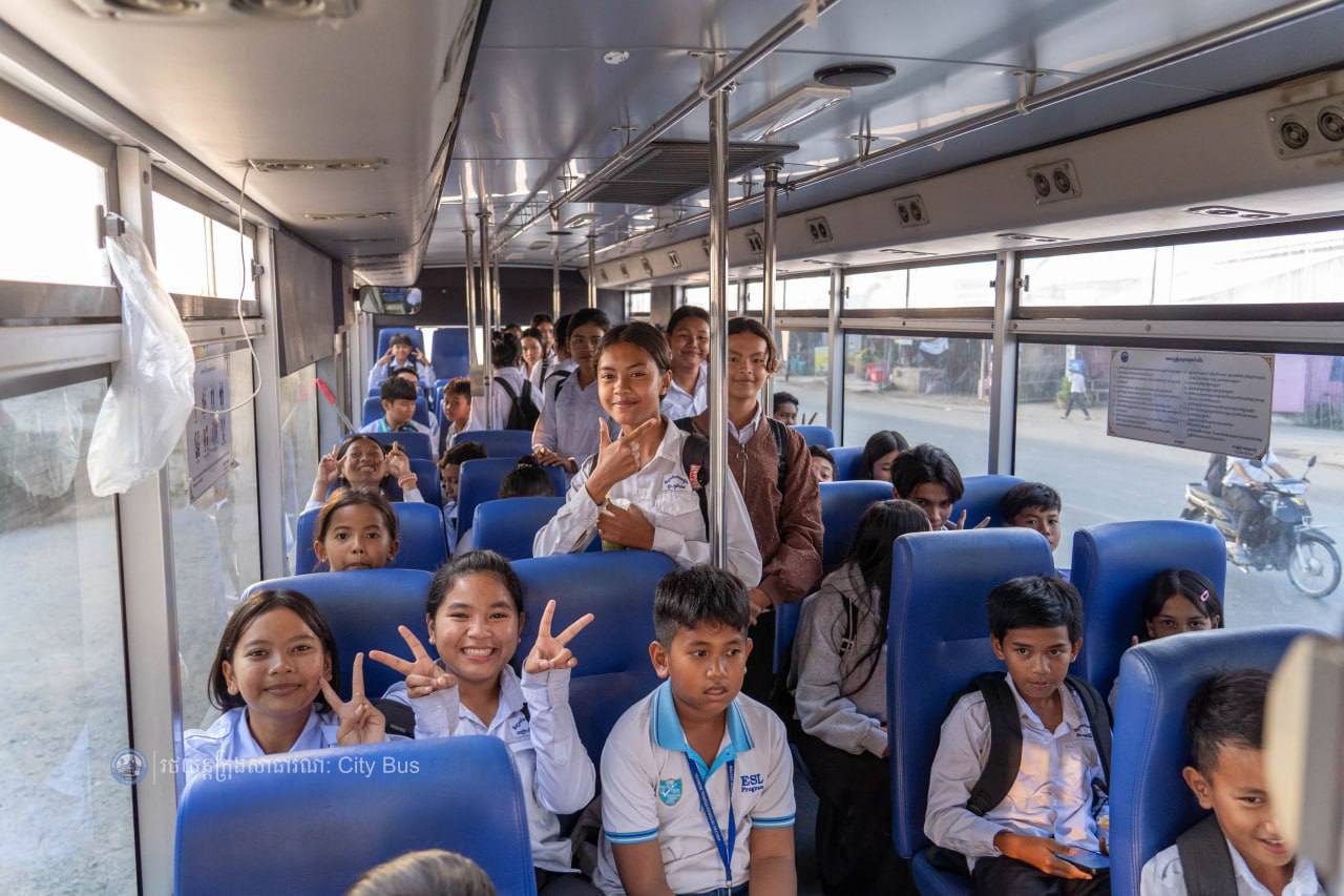 ទិដ្ឋភាព និងសកម្មភាព ប្រជាពលរដ្ឋ និងអ្នកដំណើរ មកទទួលសេវារថយន្ដក្រុងសាធារណ:ប្រតិបត្ដិការខ្សែរត់ខ្សែទី១A,B,C។

សូមជូនពរការធ្វើដំណើរប្រកបដោយស្នាមញញឹម សុខសុវត្ថិភាព និងផាសុកភាព។

សូមចូលរួមធ្វើដំណើរតាមរថយន្តក្រុងសាធារណៈ (City Bus) រាជធានីភ្នំពេញ ដើម្បី៖


-កាត់បន្ថយគ្រោះថា្នក់ចរាចរណ៍ ការកកស្ទះចរាចរ

-សន្សំសំចៃថវិកា និង

-កាត់បន្ថយការបំពុលបរិស្ថាន


សូមគាំទ្រសេវារថយន្តក្រុងសាធារណៈ(City Bus) រាជធានីភ្នំពេញ!


រថយន្តក្រុង រថយន្តរបស់ខ្ញុំ!

City Bus My Bus!  - image 17