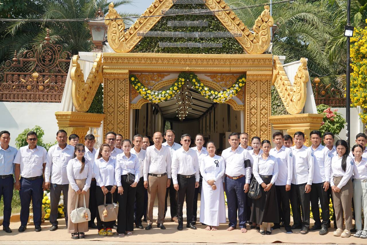 
នៅ​ព្រឹក​ថ្ងៃ​​ចន្ទ​ ទី​០១​ ខែ​ធ្នូ​ ឆ្នាំ​២០២៥​ ខ្ញុំ​បាទបាន​ដឹក​នាំ​សហការី ​រដ្ឋាក​ស្វយ័ត​ដឹក​ជញ្ជូន​សាធារណៈ​រថយន្ត​ (City Bus) រាជធានី​ភ្នំពេញ​ គោរព​វិញ្ញាណក្ខន្ធ​ ឯកឧត្ដម​ ផូ​ ខន​ ទី​ ប្រឹក្សា​ក្រសួង​មហាផ្ទៃ​ ត្រូវ​ជាឪពុក​ក្មេក​ របស់​លោក​ដាញ់​ ​ដារិទ្ធ​ ដែល​ទទួល​មរណភាព​កាល​ពី​ថ្ងៃ​សៅរ៍​ ទី​២៩​ ខែ​វិច្ឆិកា​ ឆ្នាំ​២០២៥​ វេលា​ម៉ោង​ ១:២១នាទី​ ក្នុង​ជន្មាយុ​៨៤​ឆ្នាំ​ ដោយ​រោគាពាធ​នៅ​គេហដ្ឋាន​ ភូមិ​ព្រែក​ហូរ​លិច​ សង្កាត់​ព្រែក​ហូរ​ ក្រុង​តាខ្មៅ​ ខេត្ត​កណ្ដាល​។

ក្នុង​ឱកាស​ប្រកបដោយ​សមាន​ទុក្ខ​ដ៏​សែន​ក្រៀមក្រំ​បំផុត​នេះ​ យេីង​ខ្ញុំ​ទាំង​អស់​គ្នា​សូម​ចូលរួម​រំលែក​នូវ​មរណទុក្ខ​ដោយ​ក្តី​ស្រណោះ​អាឡោះអាល័យ​ជា​មួយ​ក្រុម​គ្រួសារ​ នៃ​សព​ដោយ​សេចក្ដី​សង្វេគ​ជា​ទី​បំផុត​ និង​សូម​ឧទ្ទិស​បួងសួង​ សូម​វិញ្ញាណក្ខន្ធ​របស់​ ឯកឧត្តម​ ផូ​ ខន​ បាន​ទៅ​បដិសន្ធិ​ក្នុង​បរមសុគតិភព​ កុំ​បី​ឃ្លៀង​ឃ្លាត​ឡើយ​។
     - image 13