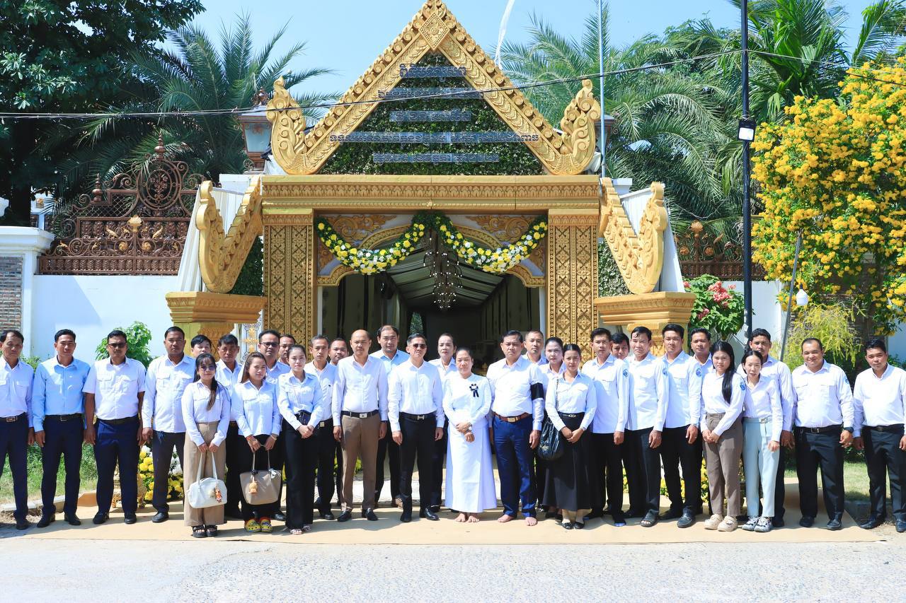 
នៅ​ព្រឹក​ថ្ងៃ​​ចន្ទ​ ទី​០១​ ខែ​ធ្នូ​ ឆ្នាំ​២០២៥​ ខ្ញុំ​បាទបាន​ដឹក​នាំ​សហការី ​រដ្ឋាក​ស្វយ័ត​ដឹក​ជញ្ជូន​សាធារណៈ​រថយន្ត​ (City Bus) រាជធានី​ភ្នំពេញ​ គោរព​វិញ្ញាណក្ខន្ធ​ ឯកឧត្ដម​ ផូ​ ខន​ ទី​ ប្រឹក្សា​ក្រសួង​មហាផ្ទៃ​ ត្រូវ​ជាឪពុក​ក្មេក​ របស់​លោក​ដាញ់​ ​ដារិទ្ធ​ ដែល​ទទួល​មរណភាព​កាល​ពី​ថ្ងៃ​សៅរ៍​ ទី​២៩​ ខែ​វិច្ឆិកា​ ឆ្នាំ​២០២៥​ វេលា​ម៉ោង​ ១:២១នាទី​ ក្នុង​ជន្មាយុ​៨៤​ឆ្នាំ​ ដោយ​រោគាពាធ​នៅ​គេហដ្ឋាន​ ភូមិ​ព្រែក​ហូរ​លិច​ សង្កាត់​ព្រែក​ហូរ​ ក្រុង​តាខ្មៅ​ ខេត្ត​កណ្ដាល​។

ក្នុង​ឱកាស​ប្រកបដោយ​សមាន​ទុក្ខ​ដ៏​សែន​ក្រៀមក្រំ​បំផុត​នេះ​ យេីង​ខ្ញុំ​ទាំង​អស់​គ្នា​សូម​ចូលរួម​រំលែក​នូវ​មរណទុក្ខ​ដោយ​ក្តី​ស្រណោះ​អាឡោះអាល័យ​ជា​មួយ​ក្រុម​គ្រួសារ​ នៃ​សព​ដោយ​សេចក្ដី​សង្វេគ​ជា​ទី​បំផុត​ និង​សូម​ឧទ្ទិស​បួងសួង​ សូម​វិញ្ញាណក្ខន្ធ​របស់​ ឯកឧត្តម​ ផូ​ ខន​ បាន​ទៅ​បដិសន្ធិ​ក្នុង​បរមសុគតិភព​ កុំ​បី​ឃ្លៀង​ឃ្លាត​ឡើយ​។
     - image 14