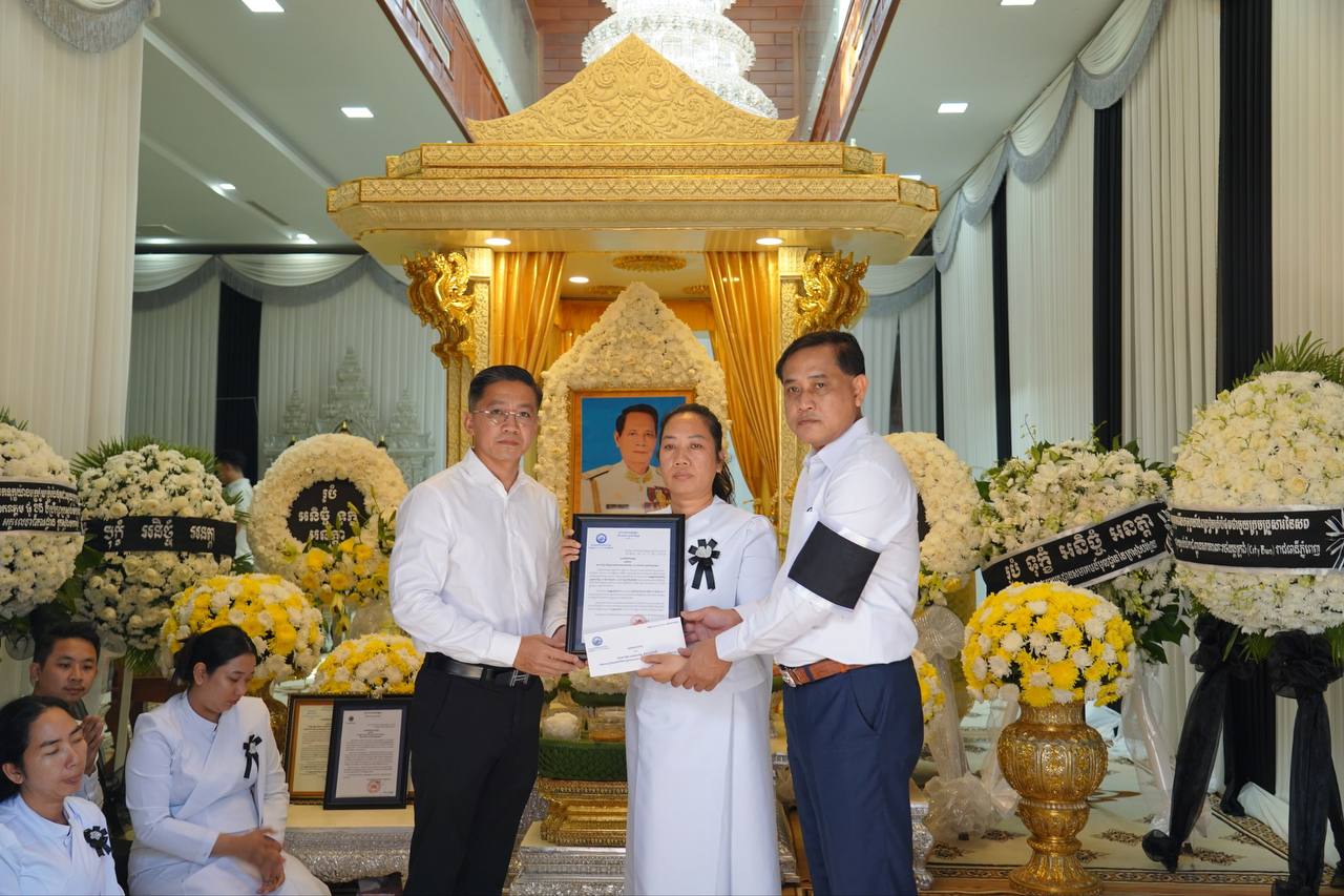 
នៅ​ព្រឹក​ថ្ងៃ​​ចន្ទ​ ទី​០១​ ខែ​ធ្នូ​ ឆ្នាំ​២០២៥​ ខ្ញុំ​បាទបាន​ដឹក​នាំ​សហការី ​រដ្ឋាក​ស្វយ័ត​ដឹក​ជញ្ជូន​សាធារណៈ​រថយន្ត​ (City Bus) រាជធានី​ភ្នំពេញ​ គោរព​វិញ្ញាណក្ខន្ធ​ ឯកឧត្ដម​ ផូ​ ខន​ ទី​ ប្រឹក្សា​ក្រសួង​មហាផ្ទៃ​ ត្រូវ​ជាឪពុក​ក្មេក​ របស់​លោក​ដាញ់​ ​ដារិទ្ធ​ ដែល​ទទួល​មរណភាព​កាល​ពី​ថ្ងៃ​សៅរ៍​ ទី​២៩​ ខែ​វិច្ឆិកា​ ឆ្នាំ​២០២៥​ វេលា​ម៉ោង​ ១:២១នាទី​ ក្នុង​ជន្មាយុ​៨៤​ឆ្នាំ​ ដោយ​រោគាពាធ​នៅ​គេហដ្ឋាន​ ភូមិ​ព្រែក​ហូរ​លិច​ សង្កាត់​ព្រែក​ហូរ​ ក្រុង​តាខ្មៅ​ ខេត្ត​កណ្ដាល​។

ក្នុង​ឱកាស​ប្រកបដោយ​សមាន​ទុក្ខ​ដ៏​សែន​ក្រៀមក្រំ​បំផុត​នេះ​ យេីង​ខ្ញុំ​ទាំង​អស់​គ្នា​សូម​ចូលរួម​រំលែក​នូវ​មរណទុក្ខ​ដោយ​ក្តី​ស្រណោះ​អាឡោះអាល័យ​ជា​មួយ​ក្រុម​គ្រួសារ​ នៃ​សព​ដោយ​សេចក្ដី​សង្វេគ​ជា​ទី​បំផុត​ និង​សូម​ឧទ្ទិស​បួងសួង​ សូម​វិញ្ញាណក្ខន្ធ​របស់​ ឯកឧត្តម​ ផូ​ ខន​ បាន​ទៅ​បដិសន្ធិ​ក្នុង​បរមសុគតិភព​ កុំ​បី​ឃ្លៀង​ឃ្លាត​ឡើយ​។
     - image 3