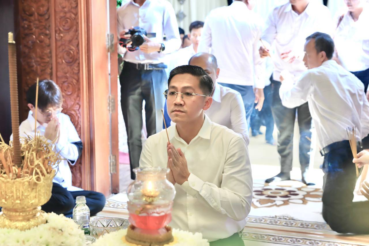 
នៅ​ព្រឹក​ថ្ងៃ​​ចន្ទ​ ទី​០១​ ខែ​ធ្នូ​ ឆ្នាំ​២០២៥​ ខ្ញុំ​បាទបាន​ដឹក​នាំ​សហការី ​រដ្ឋាក​ស្វយ័ត​ដឹក​ជញ្ជូន​សាធារណៈ​រថយន្ត​ (City Bus) រាជធានី​ភ្នំពេញ​ គោរព​វិញ្ញាណក្ខន្ធ​ ឯកឧត្ដម​ ផូ​ ខន​ ទី​ ប្រឹក្សា​ក្រសួង​មហាផ្ទៃ​ ត្រូវ​ជាឪពុក​ក្មេក​ របស់​លោក​ដាញ់​ ​ដារិទ្ធ​ ដែល​ទទួល​មរណភាព​កាល​ពី​ថ្ងៃ​សៅរ៍​ ទី​២៩​ ខែ​វិច្ឆិកា​ ឆ្នាំ​២០២៥​ វេលា​ម៉ោង​ ១:២១នាទី​ ក្នុង​ជន្មាយុ​៨៤​ឆ្នាំ​ ដោយ​រោគាពាធ​នៅ​គេហដ្ឋាន​ ភូមិ​ព្រែក​ហូរ​លិច​ សង្កាត់​ព្រែក​ហូរ​ ក្រុង​តាខ្មៅ​ ខេត្ត​កណ្ដាល​។

ក្នុង​ឱកាស​ប្រកបដោយ​សមាន​ទុក្ខ​ដ៏​សែន​ក្រៀមក្រំ​បំផុត​នេះ​ យេីង​ខ្ញុំ​ទាំង​អស់​គ្នា​សូម​ចូលរួម​រំលែក​នូវ​មរណទុក្ខ​ដោយ​ក្តី​ស្រណោះ​អាឡោះអាល័យ​ជា​មួយ​ក្រុម​គ្រួសារ​ នៃ​សព​ដោយ​សេចក្ដី​សង្វេគ​ជា​ទី​បំផុត​ និង​សូម​ឧទ្ទិស​បួងសួង​ សូម​វិញ្ញាណក្ខន្ធ​របស់​ ឯកឧត្តម​ ផូ​ ខន​ បាន​ទៅ​បដិសន្ធិ​ក្នុង​បរមសុគតិភព​ កុំ​បី​ឃ្លៀង​ឃ្លាត​ឡើយ​។
     - image 8
