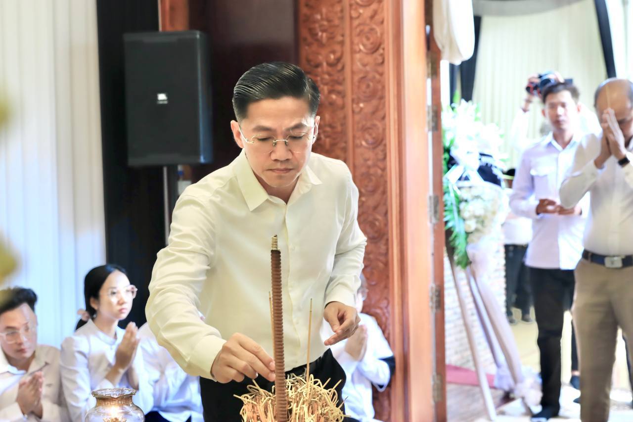 
នៅ​ព្រឹក​ថ្ងៃ​​ចន្ទ​ ទី​០១​ ខែ​ធ្នូ​ ឆ្នាំ​២០២៥​ ខ្ញុំ​បាទបាន​ដឹក​នាំ​សហការី ​រដ្ឋាក​ស្វយ័ត​ដឹក​ជញ្ជូន​សាធារណៈ​រថយន្ត​ (City Bus) រាជធានី​ភ្នំពេញ​ គោរព​វិញ្ញាណក្ខន្ធ​ ឯកឧត្ដម​ ផូ​ ខន​ ទី​ ប្រឹក្សា​ក្រសួង​មហាផ្ទៃ​ ត្រូវ​ជាឪពុក​ក្មេក​ របស់​លោក​ដាញ់​ ​ដារិទ្ធ​ ដែល​ទទួល​មរណភាព​កាល​ពី​ថ្ងៃ​សៅរ៍​ ទី​២៩​ ខែ​វិច្ឆិកា​ ឆ្នាំ​២០២៥​ វេលា​ម៉ោង​ ១:២១នាទី​ ក្នុង​ជន្មាយុ​៨៤​ឆ្នាំ​ ដោយ​រោគាពាធ​នៅ​គេហដ្ឋាន​ ភូមិ​ព្រែក​ហូរ​លិច​ សង្កាត់​ព្រែក​ហូរ​ ក្រុង​តាខ្មៅ​ ខេត្ត​កណ្ដាល​។

ក្នុង​ឱកាស​ប្រកបដោយ​សមាន​ទុក្ខ​ដ៏​សែន​ក្រៀមក្រំ​បំផុត​នេះ​ យេីង​ខ្ញុំ​ទាំង​អស់​គ្នា​សូម​ចូលរួម​រំលែក​នូវ​មរណទុក្ខ​ដោយ​ក្តី​ស្រណោះ​អាឡោះអាល័យ​ជា​មួយ​ក្រុម​គ្រួសារ​ នៃ​សព​ដោយ​សេចក្ដី​សង្វេគ​ជា​ទី​បំផុត​ និង​សូម​ឧទ្ទិស​បួងសួង​ សូម​វិញ្ញាណក្ខន្ធ​របស់​ ឯកឧត្តម​ ផូ​ ខន​ បាន​ទៅ​បដិសន្ធិ​ក្នុង​បរមសុគតិភព​ កុំ​បី​ឃ្លៀង​ឃ្លាត​ឡើយ​។
     - image 9