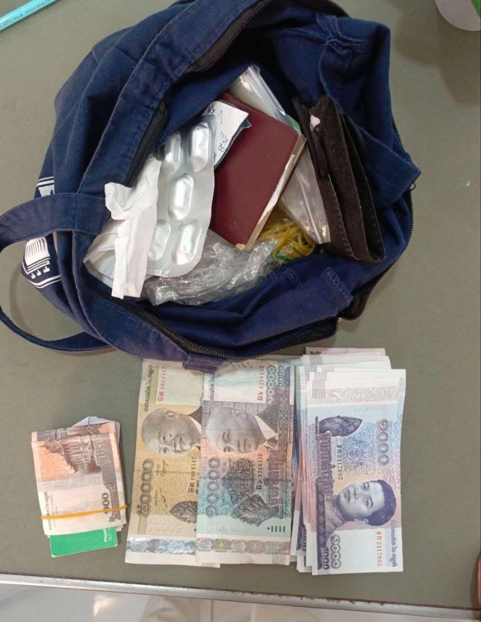 រដ្ឋាករស្វយ័តដឹកជញ្ជូនសាធារណៈរថយន្តក្រុង (City Bus)
សូមជម្រាបជូនដំណឹងដល់បងប្អូនប្រជាពលរដ្ឋដែលធ្វើដំណើរតាមរថយន្តក្រុងសាធារណៈរាជធានីភ្នំពេញ ខ្សែទី5 ដែលបានភ្លេច អត្តសញ្ញាណប័ណ្ណ និងថវិកា មួយចំនួន (ដូចក្នុងរូប) នៅលើរថយន្តក្រុងស្លាកលេខ រដ្ឋ 37-3-0186 ថ្ងៃទី២ ខែមករា ឆ្នាំ២០២៦ គោលដៅចេញដំណើរពីស្ថានីយរថយន្តក្រុងសួនច្បារឬស្សីកែវ ទៅចំណតរង់ចាំ រថយន្តក្រុងមហាវិថី ឈ្នះ ឈ្នះ។
ដោយក្រុមការងារបានរក្សាទុកជូន នៅទីស្នាក់ការរដ្ឋាករស្វយ័តដឹកជញ្ជូនសាធារណៈរថយន្តក្រុង(City Bus) រាជធានីភ្នំពេញ។


សូមចូលរួមធ្វើដំណើរតាមរថយន្តក្រុងសាធារណៈ (City Bus) រាជធានីភ្នំពេញ ដើម្បី៖


-កាត់បន្ថយគ្រោះថា្នក់ចរាចរណ៍ ការកកស្ទះចរាចរ

-សន្សំសំចៃថវិកា និង

-កាត់បន្ថយការបំពុលបរិស្ថាន


សូមគាំទ្រសេវារថយន្តក្រុងសាធារណៈ(City Bus) រាជធានីភ្នំពេញ!


រថយន្តក្រុង រថយន្តរបស់ខ្ញុំ!

City Bus My Bus!  - image 3