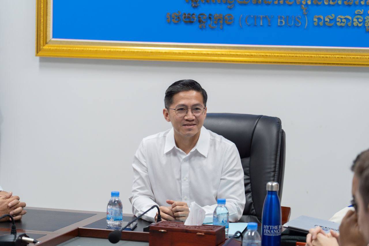 នាព្រឹក​ថ្ងៃ​ចន្ទ ទី​០៨ ខែ​ធ្នូ​ ឆ្នាំ​២០២៥​ រដ្ឋា​ក​រស្វយ័ត​ដឹក​ជញ្ជូន​សាធារណៈ​រថយន្តក្រុង(City Bus​)រាជធានីភ្នំពេញ បាន​ជុំ​ប្រជុំ​ពិភាក្សា​ជាមួយ​ក្រុម​ការ​ងារ​ជំនាញ​ការ​មក​ពី​ចក្រភព​អង់គ្លេស (Transport for London)​បន្ត​គម្រោង​ធ្វើ​អោយ​ប្រសេីរ​ឡើង​ ដេីម្បី​បង្កើន​ប្រសិទ្ធភាព​សេវា​រថយន្ត​ក្រុង​សាធារណៈ​ ខ្សែ​រត់​​ទៅ​អាកាសយានដ្ឋាន​អន្តរជាតិ​តេជោ​ Airport​ Express​ Bus។  - image 10