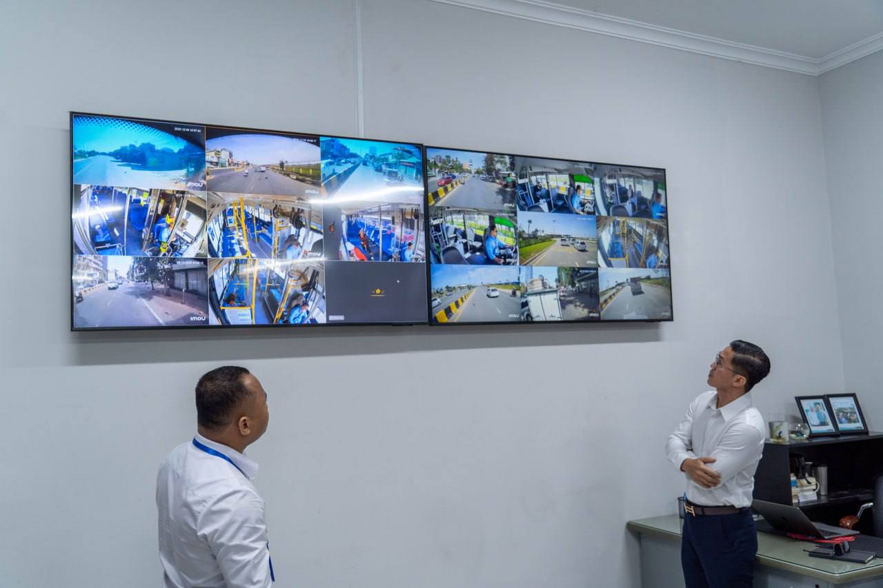 នាព្រឹក​ថ្ងៃ​ចន្ទ ទី​០៨ ខែ​ធ្នូ​ ឆ្នាំ​២០២៥​ រដ្ឋា​ក​រស្វយ័ត​ដឹក​ជញ្ជូន​សាធារណៈ​រថយន្តក្រុង(City Bus​)រាជធានីភ្នំពេញ បាន​ជុំ​ប្រជុំ​ពិភាក្សា​ជាមួយ​ក្រុម​ការ​ងារ​ជំនាញ​ការ​មក​ពី​ចក្រភព​អង់គ្លេស (Transport for London)​បន្ត​គម្រោង​ធ្វើ​អោយ​ប្រសេីរ​ឡើង​ ដេីម្បី​បង្កើន​ប្រសិទ្ធភាព​សេវា​រថយន្ត​ក្រុង​សាធារណៈ​ ខ្សែ​រត់​​ទៅ​អាកាសយានដ្ឋាន​អន្តរជាតិ​តេជោ​ Airport​ Express​ Bus។  - image 11