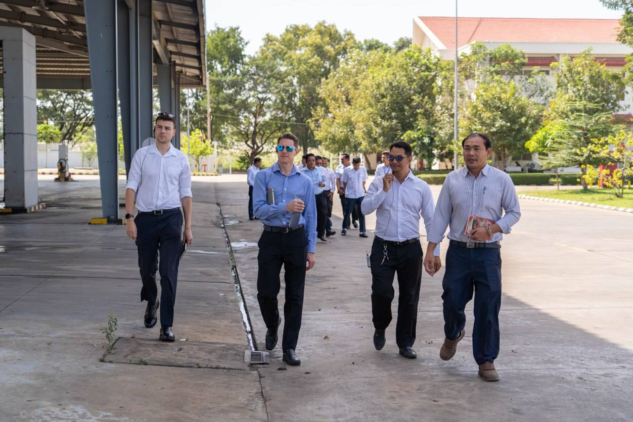 នាព្រឹក​ថ្ងៃ​ចន្ទ ទី​០៨ ខែ​ធ្នូ​ ឆ្នាំ​២០២៥​ រដ្ឋា​ក​រស្វយ័ត​ដឹក​ជញ្ជូន​សាធារណៈ​រថយន្តក្រុង(City Bus​)រាជធានីភ្នំពេញ បាន​ជុំ​ប្រជុំ​ពិភាក្សា​ជាមួយ​ក្រុម​ការ​ងារ​ជំនាញ​ការ​មក​ពី​ចក្រភព​អង់គ្លេស (Transport for London)​បន្ត​គម្រោង​ធ្វើ​អោយ​ប្រសេីរ​ឡើង​ ដេីម្បី​បង្កើន​ប្រសិទ្ធភាព​សេវា​រថយន្ត​ក្រុង​សាធារណៈ​ ខ្សែ​រត់​​ទៅ​អាកាសយានដ្ឋាន​អន្តរជាតិ​តេជោ​ Airport​ Express​ Bus។  - image 12