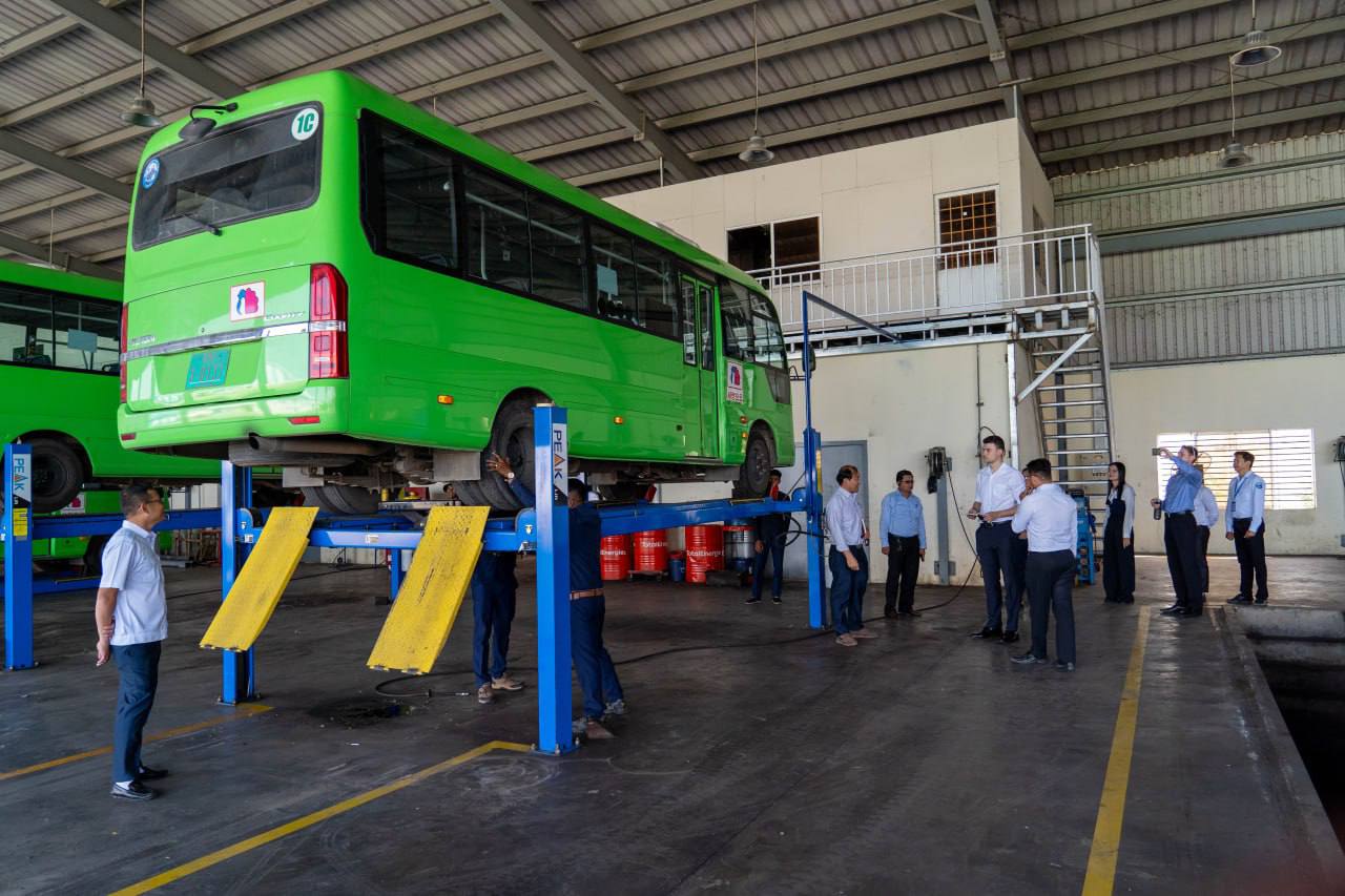 នាព្រឹក​ថ្ងៃ​ចន្ទ ទី​០៨ ខែ​ធ្នូ​ ឆ្នាំ​២០២៥​ រដ្ឋា​ក​រស្វយ័ត​ដឹក​ជញ្ជូន​សាធារណៈ​រថយន្តក្រុង(City Bus​)រាជធានីភ្នំពេញ បាន​ជុំ​ប្រជុំ​ពិភាក្សា​ជាមួយ​ក្រុម​ការ​ងារ​ជំនាញ​ការ​មក​ពី​ចក្រភព​អង់គ្លេស (Transport for London)​បន្ត​គម្រោង​ធ្វើ​អោយ​ប្រសេីរ​ឡើង​ ដេីម្បី​បង្កើន​ប្រសិទ្ធភាព​សេវា​រថយន្ត​ក្រុង​សាធារណៈ​ ខ្សែ​រត់​​ទៅ​អាកាសយានដ្ឋាន​អន្តរជាតិ​តេជោ​ Airport​ Express​ Bus។  - image 14