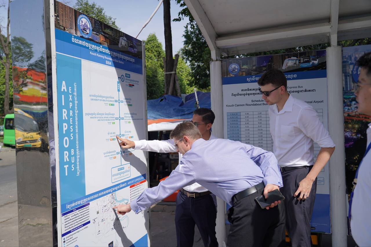 នាព្រឹក​ថ្ងៃ​ចន្ទ ទី​០៨ ខែ​ធ្នូ​ ឆ្នាំ​២០២៥​ រដ្ឋា​ក​រស្វយ័ត​ដឹក​ជញ្ជូន​សាធារណៈ​រថយន្តក្រុង(City Bus​)រាជធានីភ្នំពេញ បាន​ជុំ​ប្រជុំ​ពិភាក្សា​ជាមួយ​ក្រុម​ការ​ងារ​ជំនាញ​ការ​មក​ពី​ចក្រភព​អង់គ្លេស (Transport for London)​បន្ត​គម្រោង​ធ្វើ​អោយ​ប្រសេីរ​ឡើង​ ដេីម្បី​បង្កើន​ប្រសិទ្ធភាព​សេវា​រថយន្ត​ក្រុង​សាធារណៈ​ ខ្សែ​រត់​​ទៅ​អាកាសយានដ្ឋាន​អន្តរជាតិ​តេជោ​ Airport​ Express​ Bus។  - image 15