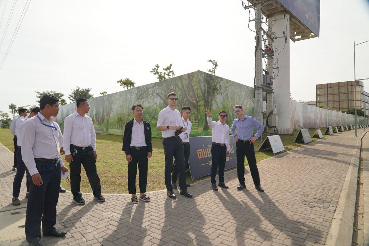 នាព្រឹក​ថ្ងៃ​ចន្ទ ទី​០៨ ខែ​ធ្នូ​ ឆ្នាំ​២០២៥​ រដ្ឋា​ក​រស្វយ័ត​ដឹក​ជញ្ជូន​សាធារណៈ​រថយន្តក្រុង(City Bus​)រាជធានីភ្នំពេញ បាន​ជុំ​ប្រជុំ​ពិភាក្សា​ជាមួយ​ក្រុម​ការ​ងារ​ជំនាញ​ការ​មក​ពី​ចក្រភព​អង់គ្លេស (Transport for London)​បន្ត​គម្រោង​ធ្វើ​អោយ​ប្រសេីរ​ឡើង​ ដេីម្បី​បង្កើន​ប្រសិទ្ធភាព​សេវា​រថយន្ត​ក្រុង​សាធារណៈ​ ខ្សែ​រត់​​ទៅ​អាកាសយានដ្ឋាន​អន្តរជាតិ​តេជោ​ Airport​ Express​ Bus។  - image 16