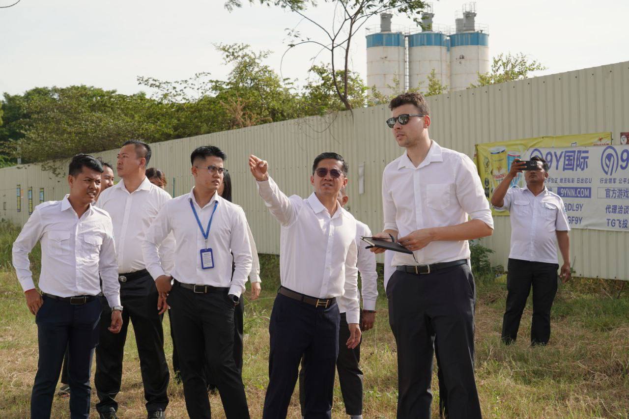 នាព្រឹក​ថ្ងៃ​ចន្ទ ទី​០៨ ខែ​ធ្នូ​ ឆ្នាំ​២០២៥​ រដ្ឋា​ក​រស្វយ័ត​ដឹក​ជញ្ជូន​សាធារណៈ​រថយន្តក្រុង(City Bus​)រាជធានីភ្នំពេញ បាន​ជុំ​ប្រជុំ​ពិភាក្សា​ជាមួយ​ក្រុម​ការ​ងារ​ជំនាញ​ការ​មក​ពី​ចក្រភព​អង់គ្លេស (Transport for London)​បន្ត​គម្រោង​ធ្វើ​អោយ​ប្រសេីរ​ឡើង​ ដេីម្បី​បង្កើន​ប្រសិទ្ធភាព​សេវា​រថយន្ត​ក្រុង​សាធារណៈ​ ខ្សែ​រត់​​ទៅ​អាកាសយានដ្ឋាន​អន្តរជាតិ​តេជោ​ Airport​ Express​ Bus។  - image 17