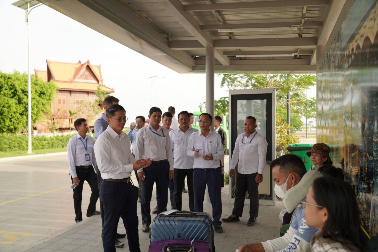 នាព្រឹក​ថ្ងៃ​ចន្ទ ទី​០៨ ខែ​ធ្នូ​ ឆ្នាំ​២០២៥​ រដ្ឋា​ក​រស្វយ័ត​ដឹក​ជញ្ជូន​សាធារណៈ​រថយន្តក្រុង(City Bus​)រាជធានីភ្នំពេញ បាន​ជុំ​ប្រជុំ​ពិភាក្សា​ជាមួយ​ក្រុម​ការ​ងារ​ជំនាញ​ការ​មក​ពី​ចក្រភព​អង់គ្លេស (Transport for London)​បន្ត​គម្រោង​ធ្វើ​អោយ​ប្រសេីរ​ឡើង​ ដេីម្បី​បង្កើន​ប្រសិទ្ធភាព​សេវា​រថយន្ត​ក្រុង​សាធារណៈ​ ខ្សែ​រត់​​ទៅ​អាកាសយានដ្ឋាន​អន្តរជាតិ​តេជោ​ Airport​ Express​ Bus។  - image 18