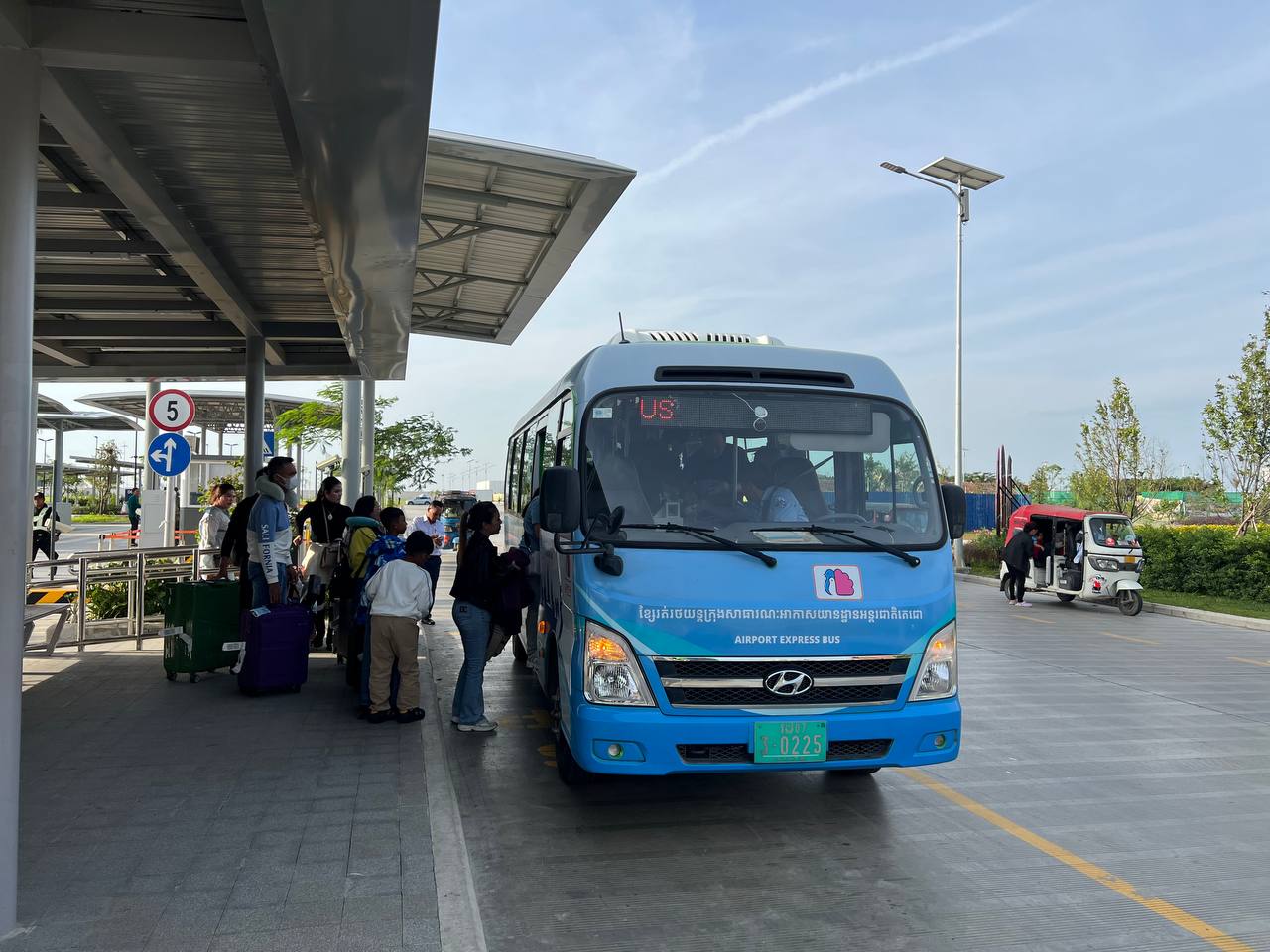 នាព្រឹក​ថ្ងៃ​ចន្ទ ទី​០៨ ខែ​ធ្នូ​ ឆ្នាំ​២០២៥​ រដ្ឋា​ក​រស្វយ័ត​ដឹក​ជញ្ជូន​សាធារណៈ​រថយន្តក្រុង(City Bus​)រាជធានីភ្នំពេញ បាន​ជុំ​ប្រជុំ​ពិភាក្សា​ជាមួយ​ក្រុម​ការ​ងារ​ជំនាញ​ការ​មក​ពី​ចក្រភព​អង់គ្លេស (Transport for London)​បន្ត​គម្រោង​ធ្វើ​អោយ​ប្រសេីរ​ឡើង​ ដេីម្បី​បង្កើន​ប្រសិទ្ធភាព​សេវា​រថយន្ត​ក្រុង​សាធារណៈ​ ខ្សែ​រត់​​ទៅ​អាកាសយានដ្ឋាន​អន្តរជាតិ​តេជោ​ Airport​ Express​ Bus។  - image 20