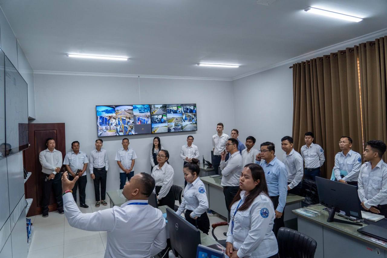 នាព្រឹក​ថ្ងៃ​ចន្ទ ទី​០៨ ខែ​ធ្នូ​ ឆ្នាំ​២០២៥​ រដ្ឋា​ក​រស្វយ័ត​ដឹក​ជញ្ជូន​សាធារណៈ​រថយន្តក្រុង(City Bus​)រាជធានីភ្នំពេញ បាន​ជុំ​ប្រជុំ​ពិភាក្សា​ជាមួយ​ក្រុម​ការ​ងារ​ជំនាញ​ការ​មក​ពី​ចក្រភព​អង់គ្លេស (Transport for London)​បន្ត​គម្រោង​ធ្វើ​អោយ​ប្រសេីរ​ឡើង​ ដេីម្បី​បង្កើន​ប្រសិទ្ធភាព​សេវា​រថយន្ត​ក្រុង​សាធារណៈ​ ខ្សែ​រត់​​ទៅ​អាកាសយានដ្ឋាន​អន្តរជាតិ​តេជោ​ Airport​ Express​ Bus។  - image 3