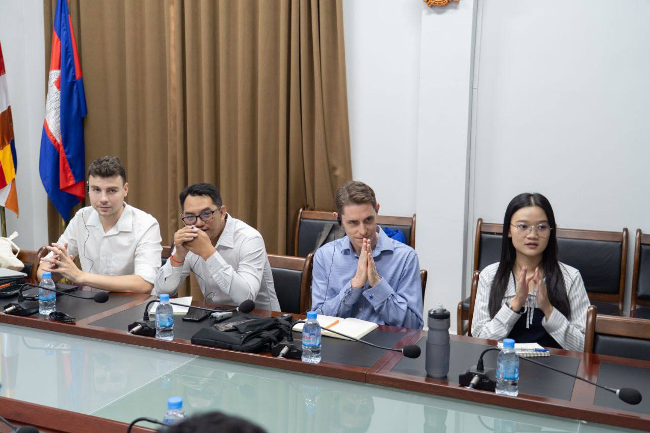 នាព្រឹក​ថ្ងៃ​ចន្ទ ទី​០៨ ខែ​ធ្នូ​ ឆ្នាំ​២០២៥​ រដ្ឋា​ក​រស្វយ័ត​ដឹក​ជញ្ជូន​សាធារណៈ​រថយន្តក្រុង(City Bus​)រាជធានីភ្នំពេញ បាន​ជុំ​ប្រជុំ​ពិភាក្សា​ជាមួយ​ក្រុម​ការ​ងារ​ជំនាញ​ការ​មក​ពី​ចក្រភព​អង់គ្លេស (Transport for London)​បន្ត​គម្រោង​ធ្វើ​អោយ​ប្រសេីរ​ឡើង​ ដេីម្បី​បង្កើន​ប្រសិទ្ធភាព​សេវា​រថយន្ត​ក្រុង​សាធារណៈ​ ខ្សែ​រត់​​ទៅ​អាកាសយានដ្ឋាន​អន្តរជាតិ​តេជោ​ Airport​ Express​ Bus។  - image 5