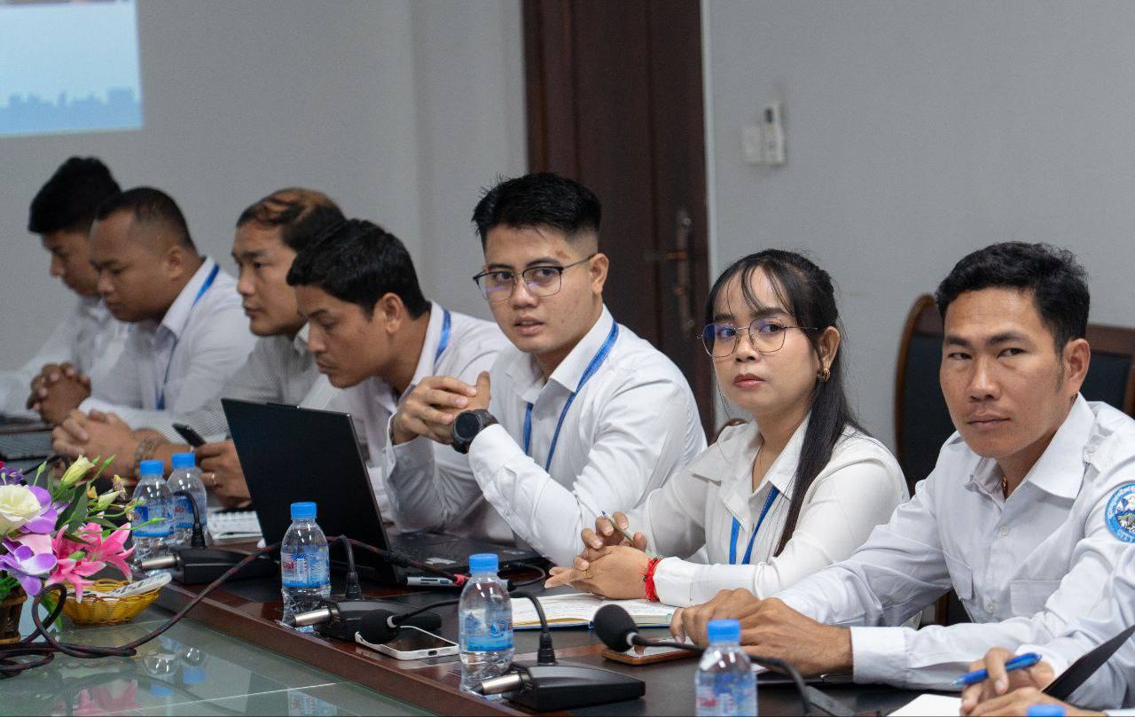 នាព្រឹក​ថ្ងៃ​ចន្ទ ទី​០៨ ខែ​ធ្នូ​ ឆ្នាំ​២០២៥​ រដ្ឋា​ក​រស្វយ័ត​ដឹក​ជញ្ជូន​សាធារណៈ​រថយន្តក្រុង(City Bus​)រាជធានីភ្នំពេញ បាន​ជុំ​ប្រជុំ​ពិភាក្សា​ជាមួយ​ក្រុម​ការ​ងារ​ជំនាញ​ការ​មក​ពី​ចក្រភព​អង់គ្លេស (Transport for London)​បន្ត​គម្រោង​ធ្វើ​អោយ​ប្រសេីរ​ឡើង​ ដេីម្បី​បង្កើន​ប្រសិទ្ធភាព​សេវា​រថយន្ត​ក្រុង​សាធារណៈ​ ខ្សែ​រត់​​ទៅ​អាកាសយានដ្ឋាន​អន្តរជាតិ​តេជោ​ Airport​ Express​ Bus។  - image 6