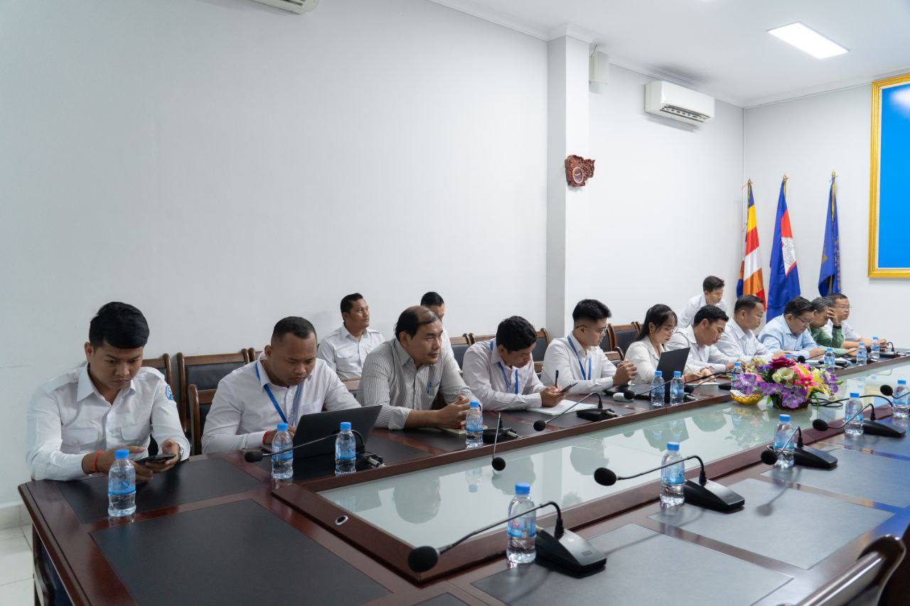 នាព្រឹក​ថ្ងៃ​ចន្ទ ទី​០៨ ខែ​ធ្នូ​ ឆ្នាំ​២០២៥​ រដ្ឋា​ក​រស្វយ័ត​ដឹក​ជញ្ជូន​សាធារណៈ​រថយន្តក្រុង(City Bus​)រាជធានីភ្នំពេញ បាន​ជុំ​ប្រជុំ​ពិភាក្សា​ជាមួយ​ក្រុម​ការ​ងារ​ជំនាញ​ការ​មក​ពី​ចក្រភព​អង់គ្លេស (Transport for London)​បន្ត​គម្រោង​ធ្វើ​អោយ​ប្រសេីរ​ឡើង​ ដេីម្បី​បង្កើន​ប្រសិទ្ធភាព​សេវា​រថយន្ត​ក្រុង​សាធារណៈ​ ខ្សែ​រត់​​ទៅ​អាកាសយានដ្ឋាន​អន្តរជាតិ​តេជោ​ Airport​ Express​ Bus។  - image 7