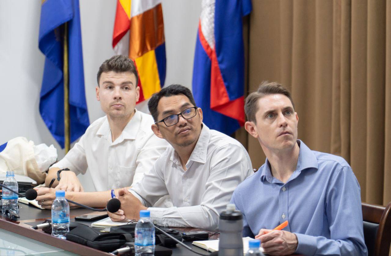 នាព្រឹក​ថ្ងៃ​ចន្ទ ទី​០៨ ខែ​ធ្នូ​ ឆ្នាំ​២០២៥​ រដ្ឋា​ក​រស្វយ័ត​ដឹក​ជញ្ជូន​សាធារណៈ​រថយន្តក្រុង(City Bus​)រាជធានីភ្នំពេញ បាន​ជុំ​ប្រជុំ​ពិភាក្សា​ជាមួយ​ក្រុម​ការ​ងារ​ជំនាញ​ការ​មក​ពី​ចក្រភព​អង់គ្លេស (Transport for London)​បន្ត​គម្រោង​ធ្វើ​អោយ​ប្រសេីរ​ឡើង​ ដេីម្បី​បង្កើន​ប្រសិទ្ធភាព​សេវា​រថយន្ត​ក្រុង​សាធារណៈ​ ខ្សែ​រត់​​ទៅ​អាកាសយានដ្ឋាន​អន្តរជាតិ​តេជោ​ Airport​ Express​ Bus។  - image 8