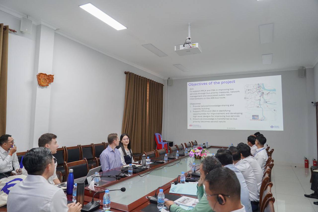 នាព្រឹក​ថ្ងៃ​ចន្ទ ទី​០៨ ខែ​ធ្នូ​ ឆ្នាំ​២០២៥​ រដ្ឋា​ក​រស្វយ័ត​ដឹក​ជញ្ជូន​សាធារណៈ​រថយន្តក្រុង(City Bus​)រាជធានីភ្នំពេញ បាន​ជុំ​ប្រជុំ​ពិភាក្សា​ជាមួយ​ក្រុម​ការ​ងារ​ជំនាញ​ការ​មក​ពី​ចក្រភព​អង់គ្លេស (Transport for London)​បន្ត​គម្រោង​ធ្វើ​អោយ​ប្រសេីរ​ឡើង​ ដេីម្បី​បង្កើន​ប្រសិទ្ធភាព​សេវា​រថយន្ត​ក្រុង​សាធារណៈ​ ខ្សែ​រត់​​ទៅ​អាកាសយានដ្ឋាន​អន្តរជាតិ​តេជោ​ Airport​ Express​ Bus។  - image 9