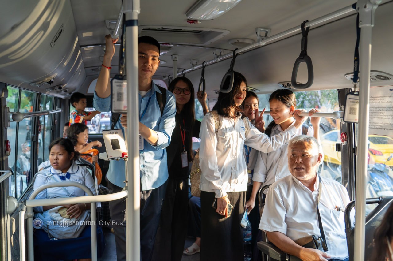 ទិដ្ឋភាព និងសកម្មភាព ប្រជាពលរដ្ឋ និងអ្នកដំណើរ មកទទួលសេវារថយន្ដក្រុងសាធារណ:ប្រតិបត្ដិការខ្សែរត់ខ្សែទី២A,B,C។ - image 2