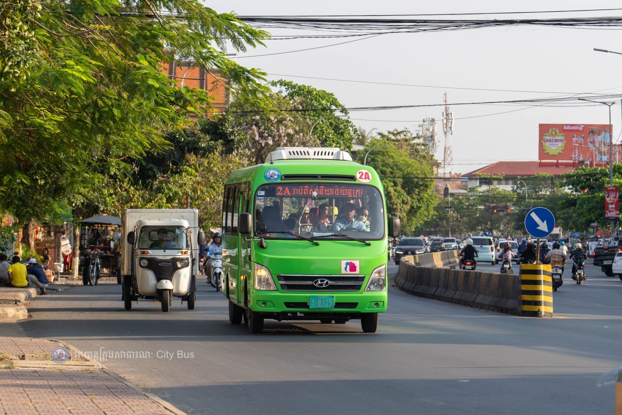 ទិដ្ឋភាព និងសកម្មភាព ប្រជាពលរដ្ឋ និងអ្នកដំណើរ មកទទួលសេវារថយន្ដក្រុងសាធារណ:ប្រតិបត្ដិការខ្សែរត់ខ្សែទី២A,B,C។ - image 4