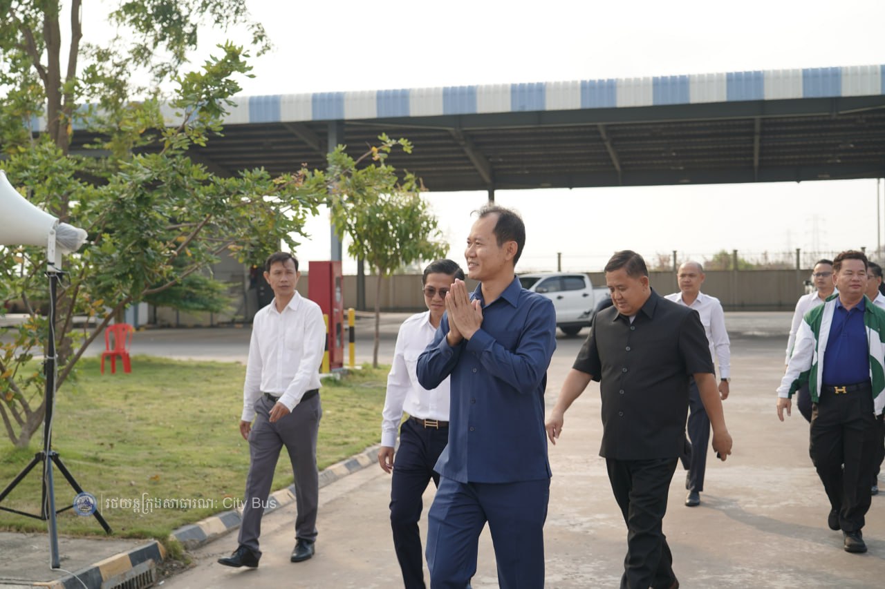 អំណោយដ៏ថ្លៃថ្លាបំផុតរបស់សម្តេច​អគ្គមហាសេនាបតីតេជោ ហ៊ុន សែន និងសម្តេចកិត្តិព្រឹទ្ធបណ្ឌិត ប៊ុន រ៉ានី ហ៊ុនសែន និងសម្តេចមហាបវរ​ធិបតី​ ហ៊ុន​ ម៉ាណែត​ និងលោកជំទាវ​បណ្ឌិត ពេជ ចន្ទមុន្នី ហ៊ុនម៉ាណែត ជាការលើកទឹកចិត្ដដល់បុគ្គលិកអ្នកបើកបររថយន្ដក្រុង ដែលបានខិតខំបំពេញភារកិច្ចដឹកជញ្ជូនបងប្អូនប្រជាពលរដ្ឋ ក្នុងឱកាសពិធីបុណ្យចូលឆ្នាំប្រពៃណីជាតិខ្មែរ ។ - image 2