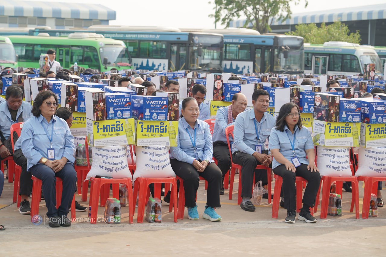 អំណោយដ៏ថ្លៃថ្លាបំផុតរបស់សម្តេច​អគ្គមហាសេនាបតីតេជោ ហ៊ុន សែន និងសម្តេចកិត្តិព្រឹទ្ធបណ្ឌិត ប៊ុន រ៉ានី ហ៊ុនសែន និងសម្តេចមហាបវរ​ធិបតី​ ហ៊ុន​ ម៉ាណែត​ និងលោកជំទាវ​បណ្ឌិត ពេជ ចន្ទមុន្នី ហ៊ុនម៉ាណែត ជាការលើកទឹកចិត្ដដល់បុគ្គលិកអ្នកបើកបររថយន្ដក្រុង ដែលបានខិតខំបំពេញភារកិច្ចដឹកជញ្ជូនបងប្អូនប្រជាពលរដ្ឋ ក្នុងឱកាសពិធីបុណ្យចូលឆ្នាំប្រពៃណីជាតិខ្មែរ ។ - image 10