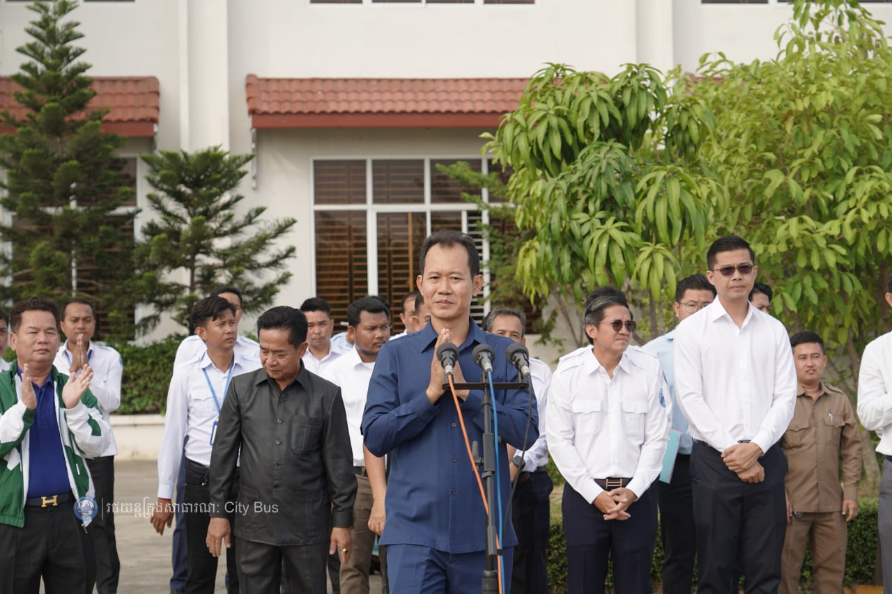 អំណោយដ៏ថ្លៃថ្លាបំផុតរបស់សម្តេច​អគ្គមហាសេនាបតីតេជោ ហ៊ុន សែន និងសម្តេចកិត្តិព្រឹទ្ធបណ្ឌិត ប៊ុន រ៉ានី ហ៊ុនសែន និងសម្តេចមហាបវរ​ធិបតី​ ហ៊ុន​ ម៉ាណែត​ និងលោកជំទាវ​បណ្ឌិត ពេជ ចន្ទមុន្នី ហ៊ុនម៉ាណែត ជាការលើកទឹកចិត្ដដល់បុគ្គលិកអ្នកបើកបររថយន្ដក្រុង ដែលបានខិតខំបំពេញភារកិច្ចដឹកជញ្ជូនបងប្អូនប្រជាពលរដ្ឋ ក្នុងឱកាសពិធីបុណ្យចូលឆ្នាំប្រពៃណីជាតិខ្មែរ ។ - image 3