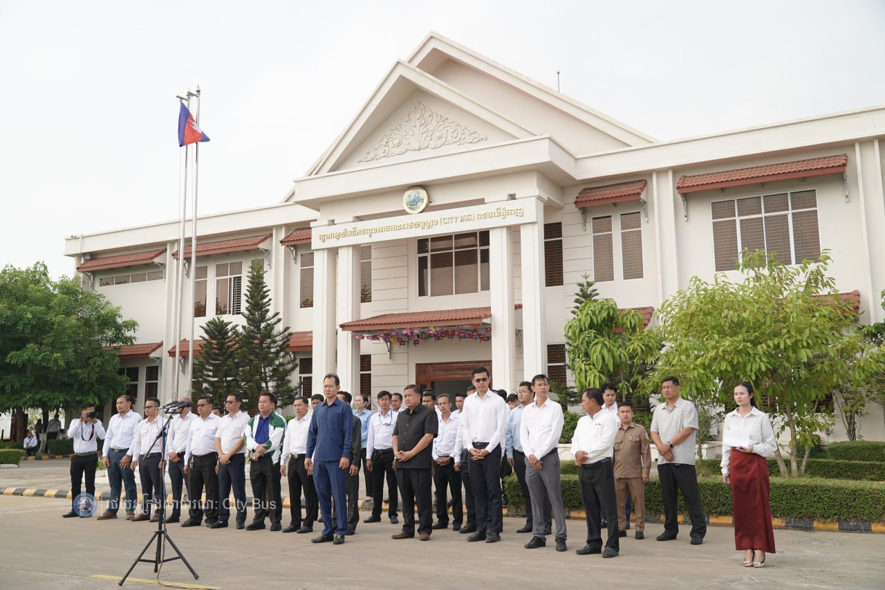 អំណោយដ៏ថ្លៃថ្លាបំផុតរបស់សម្តេច​អគ្គមហាសេនាបតីតេជោ ហ៊ុន សែន និងសម្តេចកិត្តិព្រឹទ្ធបណ្ឌិត ប៊ុន រ៉ានី ហ៊ុនសែន និងសម្តេចមហាបវរ​ធិបតី​ ហ៊ុន​ ម៉ាណែត​ និងលោកជំទាវ​បណ្ឌិត ពេជ ចន្ទមុន្នី ហ៊ុនម៉ាណែត ជាការលើកទឹកចិត្ដដល់បុគ្គលិកអ្នកបើកបររថយន្ដក្រុង ដែលបានខិតខំបំពេញភារកិច្ចដឹកជញ្ជូនបងប្អូនប្រជាពលរដ្ឋ ក្នុងឱកាសពិធីបុណ្យចូលឆ្នាំប្រពៃណីជាតិខ្មែរ ។ - image 4