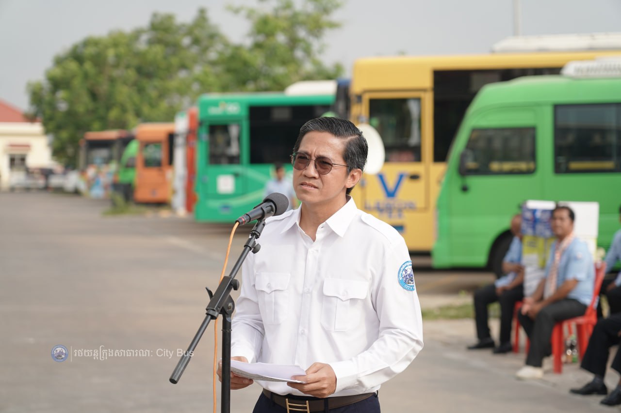 អំណោយដ៏ថ្លៃថ្លាបំផុតរបស់សម្តេច​អគ្គមហាសេនាបតីតេជោ ហ៊ុន សែន និងសម្តេចកិត្តិព្រឹទ្ធបណ្ឌិត ប៊ុន រ៉ានី ហ៊ុនសែន និងសម្តេចមហាបវរ​ធិបតី​ ហ៊ុន​ ម៉ាណែត​ និងលោកជំទាវ​បណ្ឌិត ពេជ ចន្ទមុន្នី ហ៊ុនម៉ាណែត ជាការលើកទឹកចិត្ដដល់បុគ្គលិកអ្នកបើកបររថយន្ដក្រុង ដែលបានខិតខំបំពេញភារកិច្ចដឹកជញ្ជូនបងប្អូនប្រជាពលរដ្ឋ ក្នុងឱកាសពិធីបុណ្យចូលឆ្នាំប្រពៃណីជាតិខ្មែរ ។ - image 5