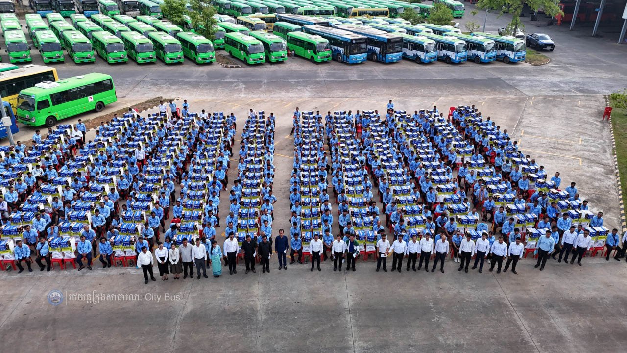 អំណោយដ៏ថ្លៃថ្លាបំផុតរបស់សម្តេច​អគ្គមហាសេនាបតីតេជោ ហ៊ុន សែន និងសម្តេចកិត្តិព្រឹទ្ធបណ្ឌិត ប៊ុន រ៉ានី ហ៊ុនសែន និងសម្តេចមហាបវរ​ធិបតី​ ហ៊ុន​ ម៉ាណែត​ និងលោកជំទាវ​បណ្ឌិត ពេជ ចន្ទមុន្នី ហ៊ុនម៉ាណែត ជាការលើកទឹកចិត្ដដល់បុគ្គលិកអ្នកបើកបររថយន្ដក្រុង ដែលបានខិតខំបំពេញភារកិច្ចដឹកជញ្ជូនបងប្អូនប្រជាពលរដ្ឋ ក្នុងឱកាសពិធីបុណ្យចូលឆ្នាំប្រពៃណីជាតិខ្មែរ ។