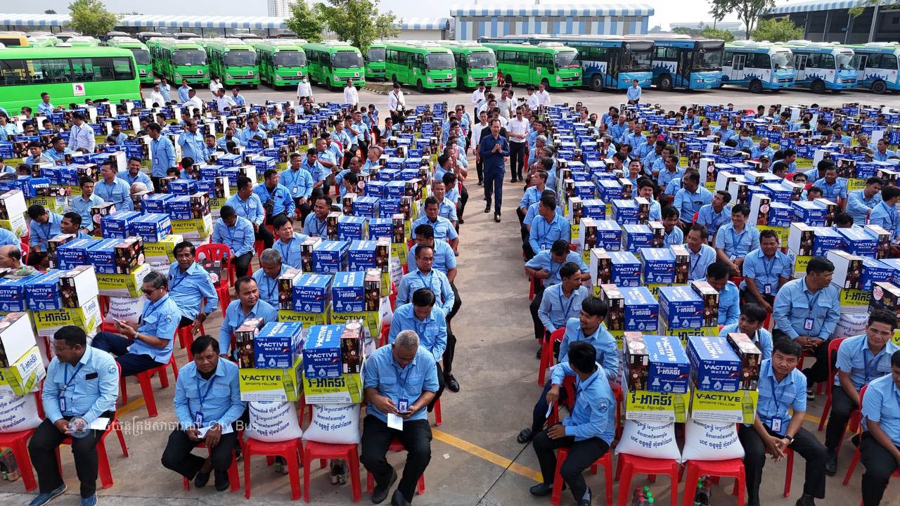 អំណោយដ៏ថ្លៃថ្លាបំផុតរបស់សម្តេច​អគ្គមហាសេនាបតីតេជោ ហ៊ុន សែន និងសម្តេចកិត្តិព្រឹទ្ធបណ្ឌិត ប៊ុន រ៉ានី ហ៊ុនសែន និងសម្តេចមហាបវរ​ធិបតី​ ហ៊ុន​ ម៉ាណែត​ និងលោកជំទាវ​បណ្ឌិត ពេជ ចន្ទមុន្នី ហ៊ុនម៉ាណែត ជាការលើកទឹកចិត្ដដល់បុគ្គលិកអ្នកបើកបររថយន្ដក្រុង ដែលបានខិតខំបំពេញភារកិច្ចដឹកជញ្ជូនបងប្អូនប្រជាពលរដ្ឋ ក្នុងឱកាសពិធីបុណ្យចូលឆ្នាំប្រពៃណីជាតិខ្មែរ ។ - image 6