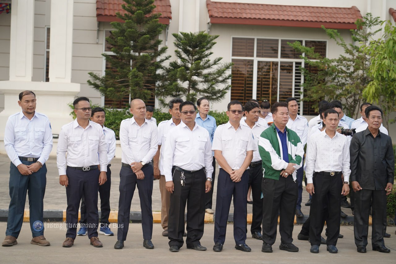 អំណោយដ៏ថ្លៃថ្លាបំផុតរបស់សម្តេច​អគ្គមហាសេនាបតីតេជោ ហ៊ុន សែន និងសម្តេចកិត្តិព្រឹទ្ធបណ្ឌិត ប៊ុន រ៉ានី ហ៊ុនសែន និងសម្តេចមហាបវរ​ធិបតី​ ហ៊ុន​ ម៉ាណែត​ និងលោកជំទាវ​បណ្ឌិត ពេជ ចន្ទមុន្នី ហ៊ុនម៉ាណែត ជាការលើកទឹកចិត្ដដល់បុគ្គលិកអ្នកបើកបររថយន្ដក្រុង ដែលបានខិតខំបំពេញភារកិច្ចដឹកជញ្ជូនបងប្អូនប្រជាពលរដ្ឋ ក្នុងឱកាសពិធីបុណ្យចូលឆ្នាំប្រពៃណីជាតិខ្មែរ ។ - image 7