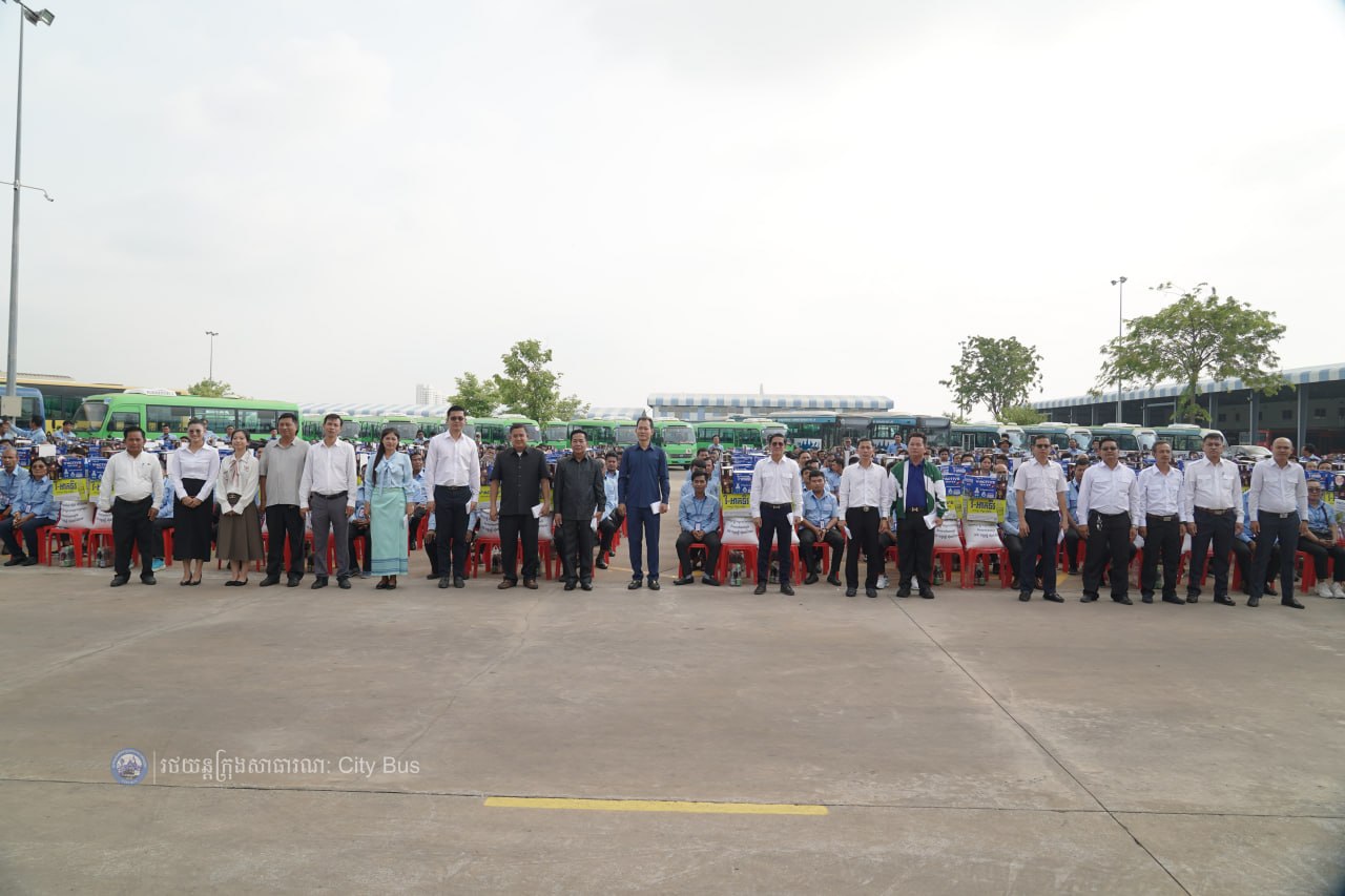 អំណោយដ៏ថ្លៃថ្លាបំផុតរបស់សម្តេច​អគ្គមហាសេនាបតីតេជោ ហ៊ុន សែន និងសម្តេចកិត្តិព្រឹទ្ធបណ្ឌិត ប៊ុន រ៉ានី ហ៊ុនសែន និងសម្តេចមហាបវរ​ធិបតី​ ហ៊ុន​ ម៉ាណែត​ និងលោកជំទាវ​បណ្ឌិត ពេជ ចន្ទមុន្នី ហ៊ុនម៉ាណែត ជាការលើកទឹកចិត្ដដល់បុគ្គលិកអ្នកបើកបររថយន្ដក្រុង ដែលបានខិតខំបំពេញភារកិច្ចដឹកជញ្ជូនបងប្អូនប្រជាពលរដ្ឋ ក្នុងឱកាសពិធីបុណ្យចូលឆ្នាំប្រពៃណីជាតិខ្មែរ ។ - image 8