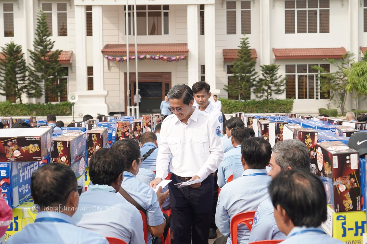 អំណោយដ៏ថ្លៃថ្លាបំផុតរបស់សម្តេច​អគ្គមហាសេនាបតីតេជោ ហ៊ុន សែន និងសម្តេចកិត្តិព្រឹទ្ធបណ្ឌិត ប៊ុន រ៉ានី ហ៊ុនសែន និងសម្តេចមហាបវរ​ធិបតី​ ហ៊ុន​ ម៉ាណែត​ និងលោកជំទាវ​បណ្ឌិត ពេជ ចន្ទមុន្នី ហ៊ុនម៉ាណែត ជាការលើកទឹកចិត្ដដល់បុគ្គលិកអ្នកបើកបររថយន្ដក្រុង ដែលបានខិតខំបំពេញភារកិច្ចដឹកជញ្ជូនបងប្អូនប្រជាពលរដ្ឋ ក្នុងឱកាសពិធីបុណ្យចូលឆ្នាំប្រពៃណីជាតិខ្មែរ ។ - image 9