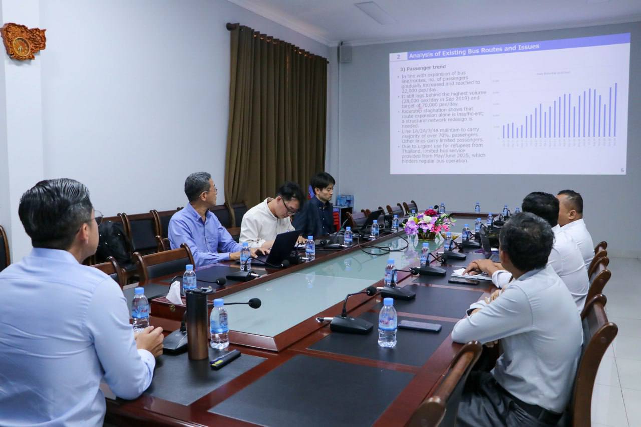 នារសៀល​ថ្ងៃ​អង្គារ៍​ ទី៩​ ខែធ្នូ​ ឆ្នាំ​២០២៥​ លោក​ កែវ​ ចាន់​ណារិទ្ធ​ អភិបាល​រដ្ឋាករ​ស្វយ័ត​ដឹក​ជញ្ជូន​សាធារណៈ​រថយន្ត​ក្រុង​ (City Bus )​ រាជធានី​ភ្នំពេញ​ បាន​ដឹកនាំ​ក្រុម​ការងារ​ជួប​ប្រជុំ​ពិភាក្សា​ជាមួយ​ក្រុម​ជំនាញ​ការ​JICA ជប៉ុន​។ - image 4