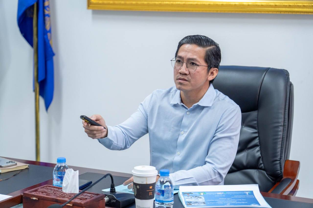  នាព្រឹក​ថ្ងៃ​សុក្រ​ ទី​០៩​ ខែ​មករា​​ ឆ្នាំ​២០២៦​ លោក​ កែវ​ចាន់​ណារិទ្ធ​ អភិបាល​រដ្ឋាករ​ស្វយ័ត​ដឹក​ជញ្ជួន​សាធារណៈ​រថយន្ត​ក្រុង​ (City Bus) រាជធានី​ភ្នំពេញ​ បាន​បន្ត​ដឹកនាំ​ក្រុម​ការងារ​ជំនាញ​ប្រជុំ​ពិភាក្សា​អំពី​វឌ្ឍនភាព​ការងារ​ នៃ​ការ​រៀបចំ​ប្រព័ន្ធ​ផ្តល់​ព័ត៌មាន​ និង​តម្រាយ​ខ្សែ​រត់​រថយន្ត​ក្រុង​សាធារណៈ​ (City Bus Passenger Information System LCD Display) ។ 