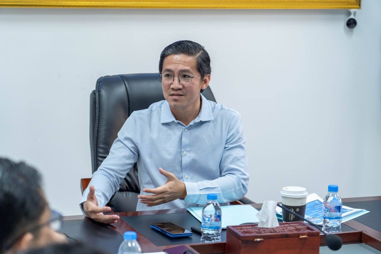  នាព្រឹក​ថ្ងៃ​សុក្រ​ ទី​០៩​ ខែ​មករា​​ ឆ្នាំ​២០២៦​ លោក​ កែវ​ចាន់​ណារិទ្ធ​ អភិបាល​រដ្ឋាករ​ស្វយ័ត​ដឹក​ជញ្ជួន​សាធារណៈ​រថយន្ត​ក្រុង​ (City Bus) រាជធានី​ភ្នំពេញ​ បាន​បន្ត​ដឹកនាំ​ក្រុម​ការងារ​ជំនាញ​ប្រជុំ​ពិភាក្សា​អំពី​វឌ្ឍនភាព​ការងារ​ នៃ​ការ​រៀបចំ​ប្រព័ន្ធ​ផ្តល់​ព័ត៌មាន​ និង​តម្រាយ​ខ្សែ​រត់​រថយន្ត​ក្រុង​សាធារណៈ​ (City Bus Passenger Information System LCD Display) ។  - image 2