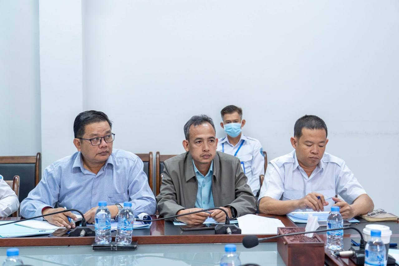  នាព្រឹក​ថ្ងៃ​សុក្រ​ ទី​០៩​ ខែ​មករា​​ ឆ្នាំ​២០២៦​ លោក​ កែវ​ចាន់​ណារិទ្ធ​ អភិបាល​រដ្ឋាករ​ស្វយ័ត​ដឹក​ជញ្ជួន​សាធារណៈ​រថយន្ត​ក្រុង​ (City Bus) រាជធានី​ភ្នំពេញ​ បាន​បន្ត​ដឹកនាំ​ក្រុម​ការងារ​ជំនាញ​ប្រជុំ​ពិភាក្សា​អំពី​វឌ្ឍនភាព​ការងារ​ នៃ​ការ​រៀបចំ​ប្រព័ន្ធ​ផ្តល់​ព័ត៌មាន​ និង​តម្រាយ​ខ្សែ​រត់​រថយន្ត​ក្រុង​សាធារណៈ​ (City Bus Passenger Information System LCD Display) ។  - image 5