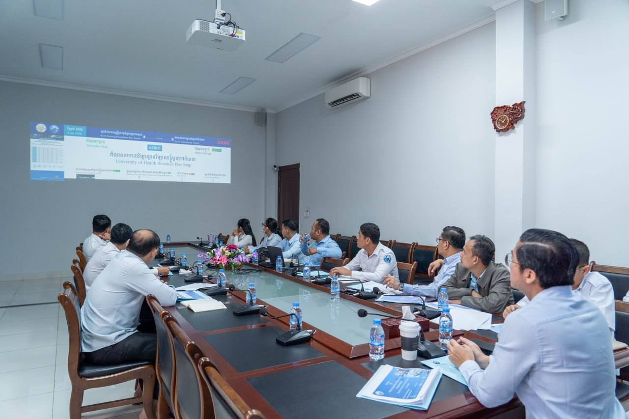  នាព្រឹក​ថ្ងៃ​សុក្រ​ ទី​០៩​ ខែ​មករា​​ ឆ្នាំ​២០២៦​ លោក​ កែវ​ចាន់​ណារិទ្ធ​ អភិបាល​រដ្ឋាករ​ស្វយ័ត​ដឹក​ជញ្ជួន​សាធារណៈ​រថយន្ត​ក្រុង​ (City Bus) រាជធានី​ភ្នំពេញ​ បាន​បន្ត​ដឹកនាំ​ក្រុម​ការងារ​ជំនាញ​ប្រជុំ​ពិភាក្សា​អំពី​វឌ្ឍនភាព​ការងារ​ នៃ​ការ​រៀបចំ​ប្រព័ន្ធ​ផ្តល់​ព័ត៌មាន​ និង​តម្រាយ​ខ្សែ​រត់​រថយន្ត​ក្រុង​សាធារណៈ​ (City Bus Passenger Information System LCD Display) ។  - image 7