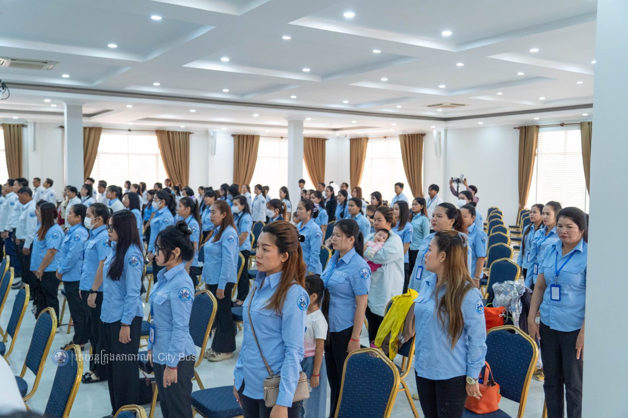 នាព្រឹកថ្ងៃទី៦ ខែមីនា ឆ្នាំ២០២៦ រដ្ឋាករស្វយ័តដឹកជញ្ជូនសាធារណៈរថយន្តក្រុង (City Bus) រាជធានីភ្នំពេញ បានរៀបចំកម្មវិធីអបអរសាទរខួបលេីកទី១១៥ ទិវាអន្តរជាតិនារី ៨មីនា ឆ្នាំ២០២៦ ក្រោមអធិបតីភាព លោក កែវ ចាន់ណារិទ្ធ អភិបាលរដ្ឋាករស្វយ័តដឹកជញ្ជូនសាធារណៈរថយន្តក្រុង (City Bus) រាជធានីភ្នំពេញ និងលោកស្រី។ - image 12