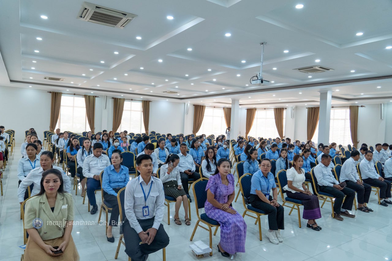 នាព្រឹកថ្ងៃទី៦ ខែមីនា ឆ្នាំ២០២៦ រដ្ឋាករស្វយ័តដឹកជញ្ជូនសាធារណៈរថយន្តក្រុង (City Bus) រាជធានីភ្នំពេញ បានរៀបចំកម្មវិធីអបអរសាទរខួបលេីកទី១១៥ ទិវាអន្តរជាតិនារី ៨មីនា ឆ្នាំ២០២៦ ក្រោមអធិបតីភាព លោក កែវ ចាន់ណារិទ្ធ អភិបាលរដ្ឋាករស្វយ័តដឹកជញ្ជូនសាធារណៈរថយន្តក្រុង (City Bus) រាជធានីភ្នំពេញ និងលោកស្រី។ - image 13