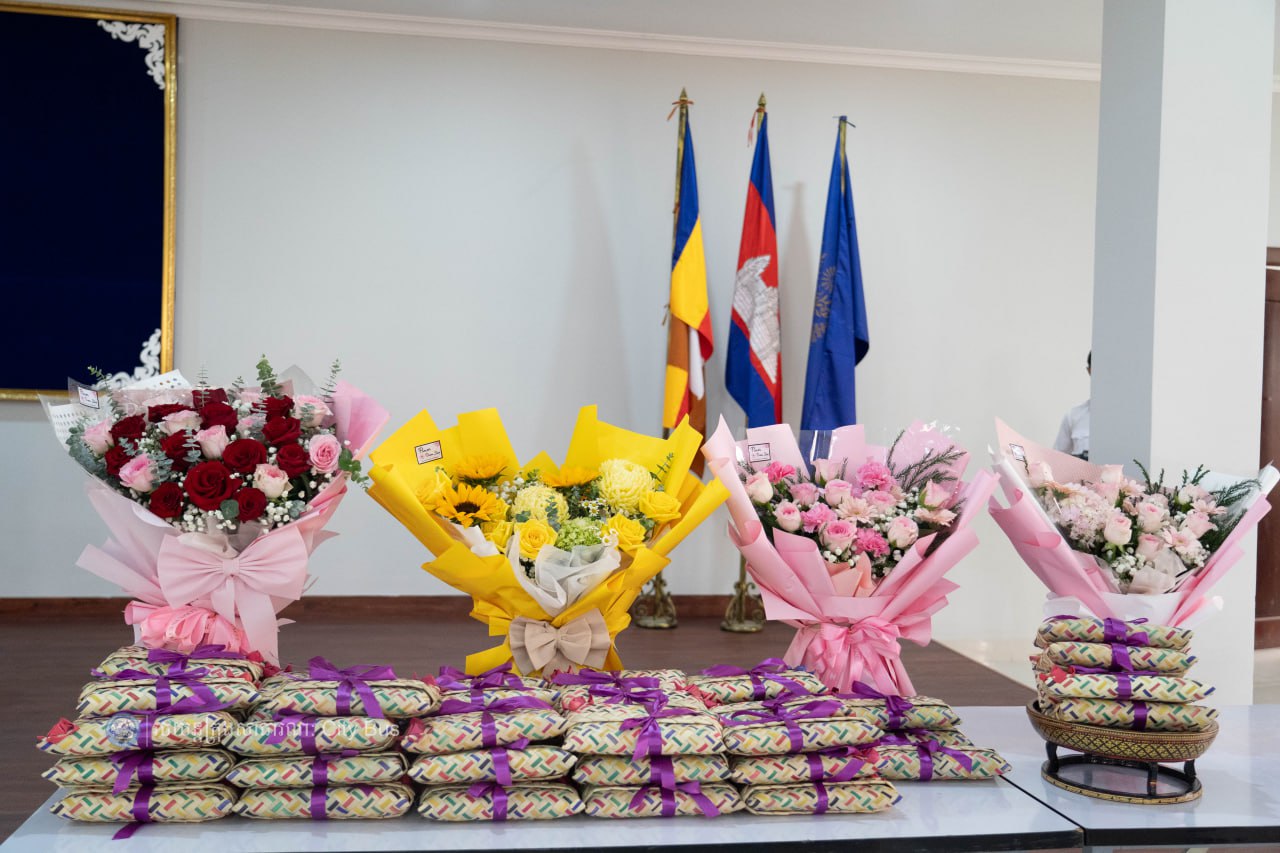 នាព្រឹកថ្ងៃទី៦ ខែមីនា ឆ្នាំ២០២៦ រដ្ឋាករស្វយ័តដឹកជញ្ជូនសាធារណៈរថយន្តក្រុង (City Bus) រាជធានីភ្នំពេញ បានរៀបចំកម្មវិធីអបអរសាទរខួបលេីកទី១១៥ ទិវាអន្តរជាតិនារី ៨មីនា ឆ្នាំ២០២៦ ក្រោមអធិបតីភាព លោក កែវ ចាន់ណារិទ្ធ អភិបាលរដ្ឋាករស្វយ័តដឹកជញ្ជូនសាធារណៈរថយន្តក្រុង (City Bus) រាជធានីភ្នំពេញ និងលោកស្រី។ - image 19