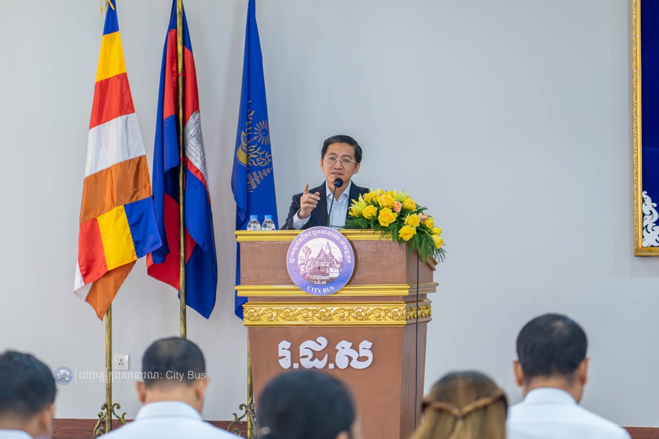 នាព្រឹកថ្ងៃទី៦ ខែមីនា ឆ្នាំ២០២៦ រដ្ឋាករស្វយ័តដឹកជញ្ជូនសាធារណៈរថយន្តក្រុង (City Bus) រាជធានីភ្នំពេញ បានរៀបចំកម្មវិធីអបអរសាទរខួបលេីកទី១១៥ ទិវាអន្តរជាតិនារី ៨មីនា ឆ្នាំ២០២៦ ក្រោមអធិបតីភាព លោក កែវ ចាន់ណារិទ្ធ អភិបាលរដ្ឋាករស្វយ័តដឹកជញ្ជូនសាធារណៈរថយន្តក្រុង (City Bus) រាជធានីភ្នំពេញ និងលោកស្រី។ - image 6