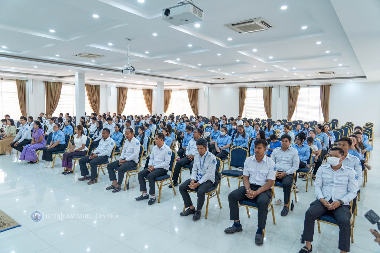 នាព្រឹកថ្ងៃទី៦ ខែមីនា ឆ្នាំ២០២៦ រដ្ឋាករស្វយ័តដឹកជញ្ជូនសាធារណៈរថយន្តក្រុង (City Bus) រាជធានីភ្នំពេញ បានរៀបចំកម្មវិធីអបអរសាទរខួបលេីកទី១១៥ ទិវាអន្តរជាតិនារី ៨មីនា ឆ្នាំ២០២៦ ក្រោមអធិបតីភាព លោក កែវ ចាន់ណារិទ្ធ អភិបាលរដ្ឋាករស្វយ័តដឹកជញ្ជូនសាធារណៈរថយន្តក្រុង (City Bus) រាជធានីភ្នំពេញ និងលោកស្រី។ - image 9